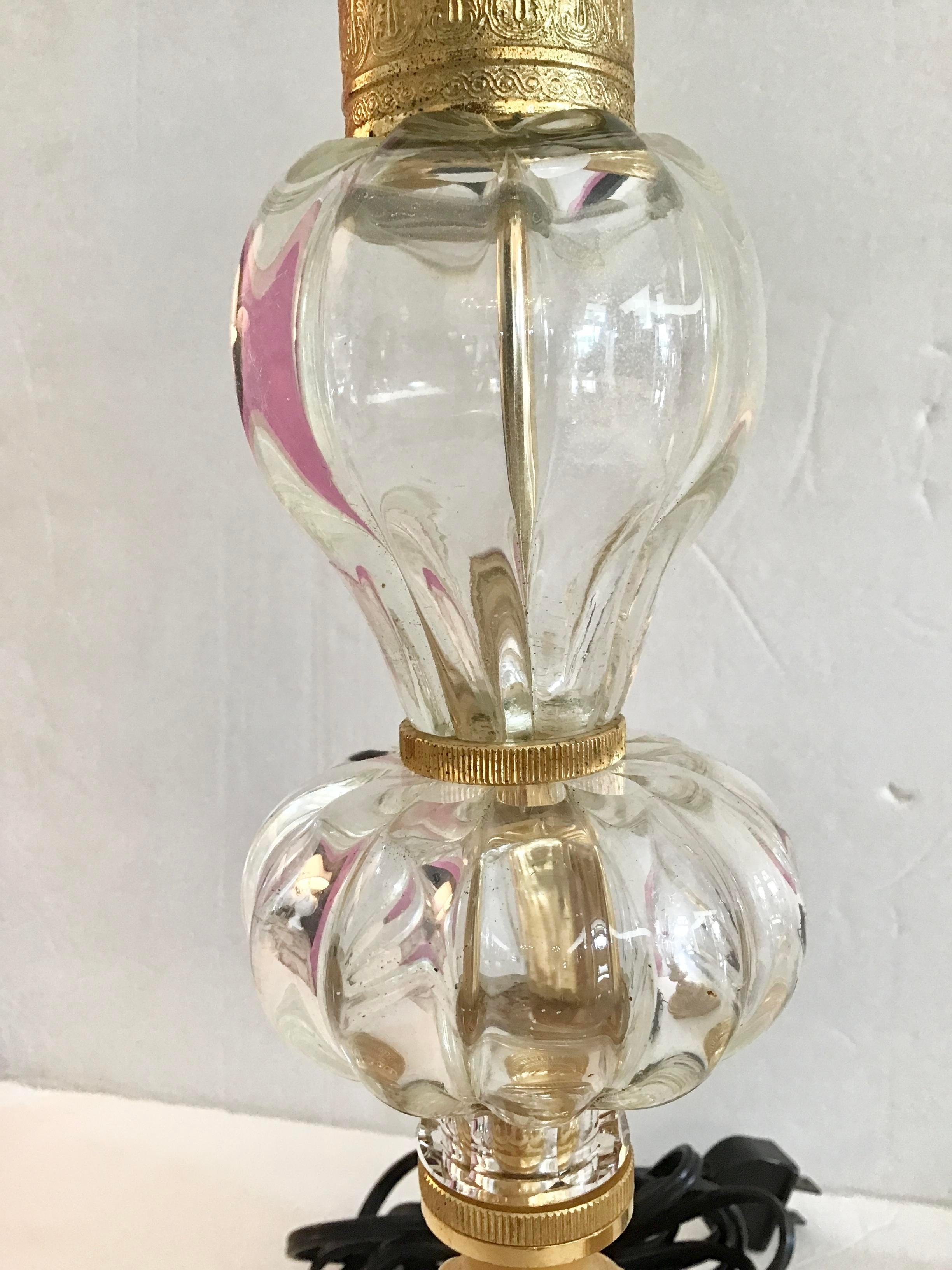 Paire de lampes de bureau de style Jansen en bronze doré et verre transparent en vente 2