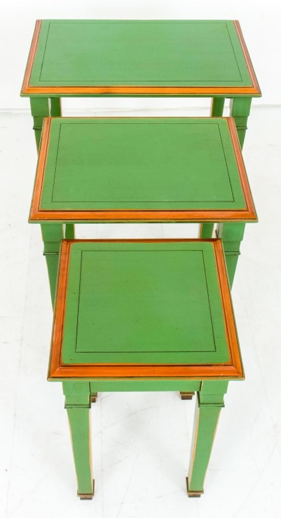 Moderne Tables gigognes de style Jansen en laque verte et dorée, ensemble de trois en vente