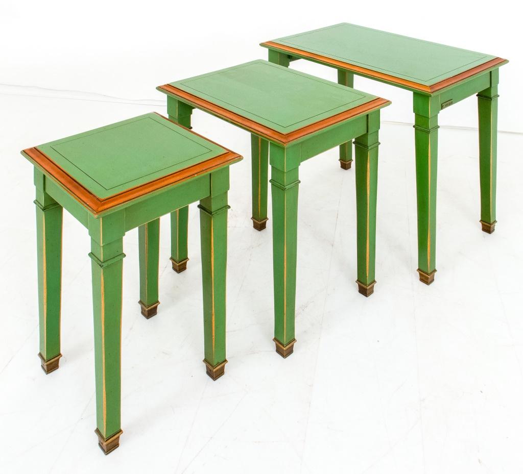 Bois Tables gigognes de style Jansen en laque verte et dorée, ensemble de trois en vente