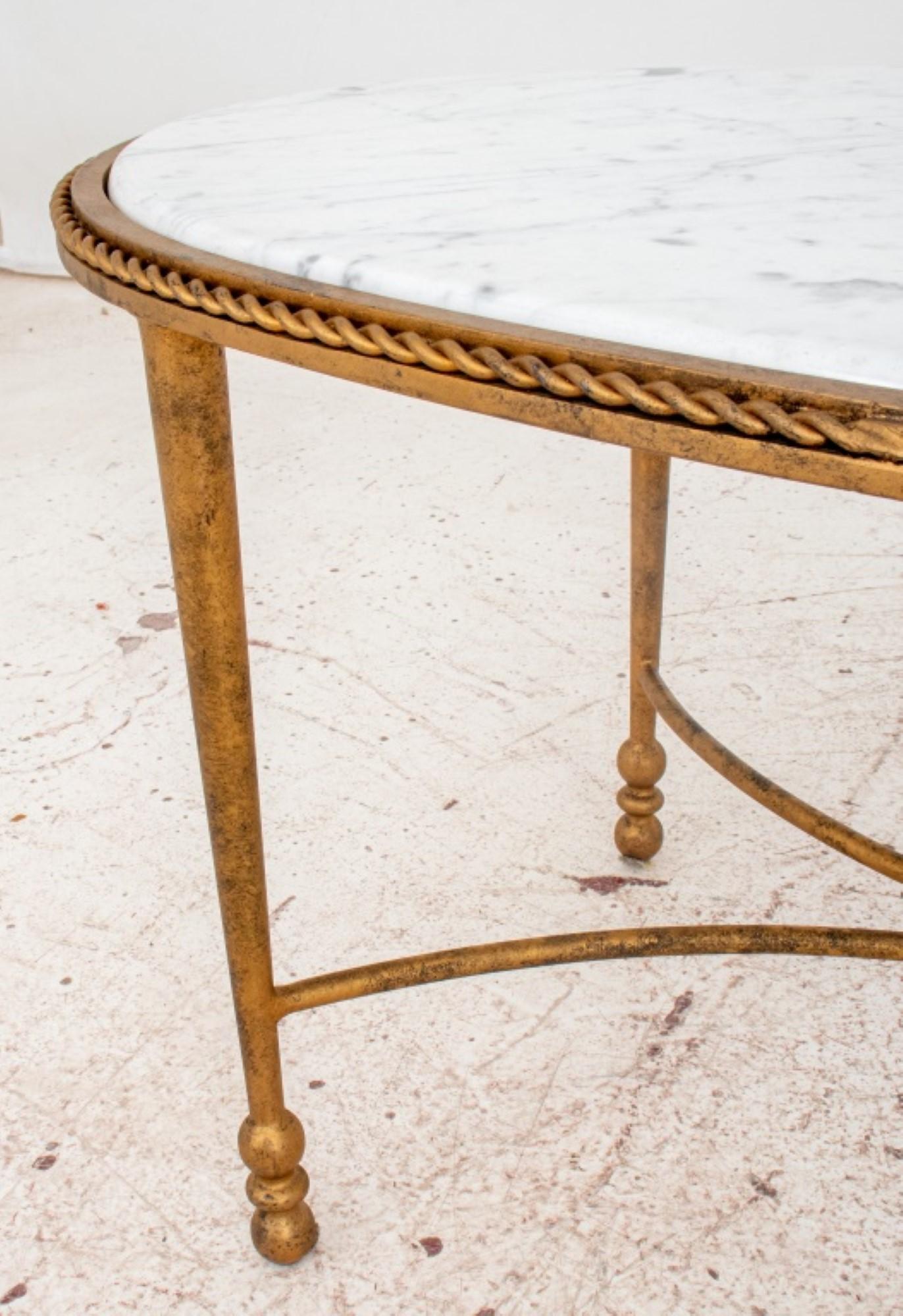 Français Table basse ovale style Jansen en marbre et bois doré en vente