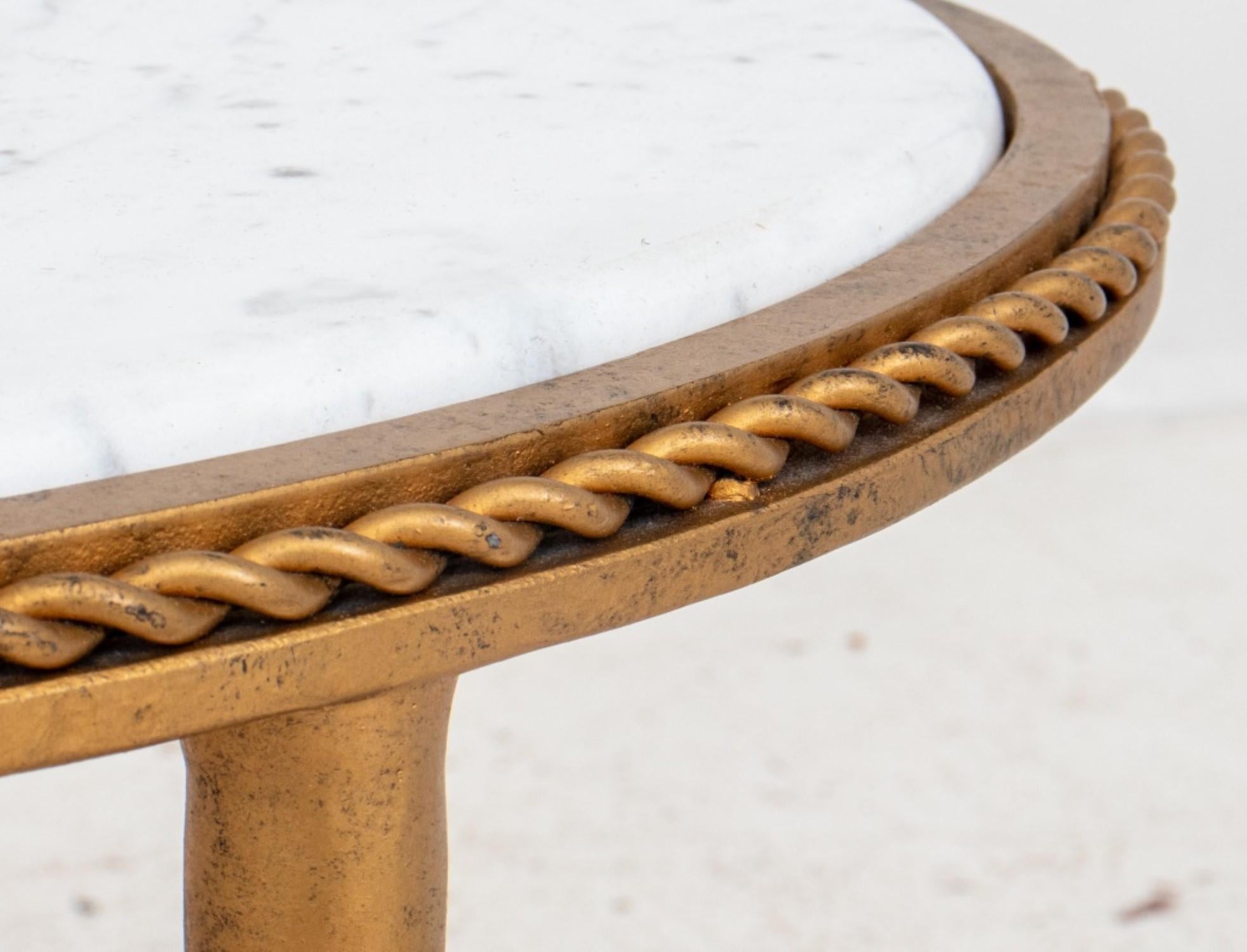 Table basse ovale style Jansen en marbre et bois doré Bon état - En vente à New York, NY