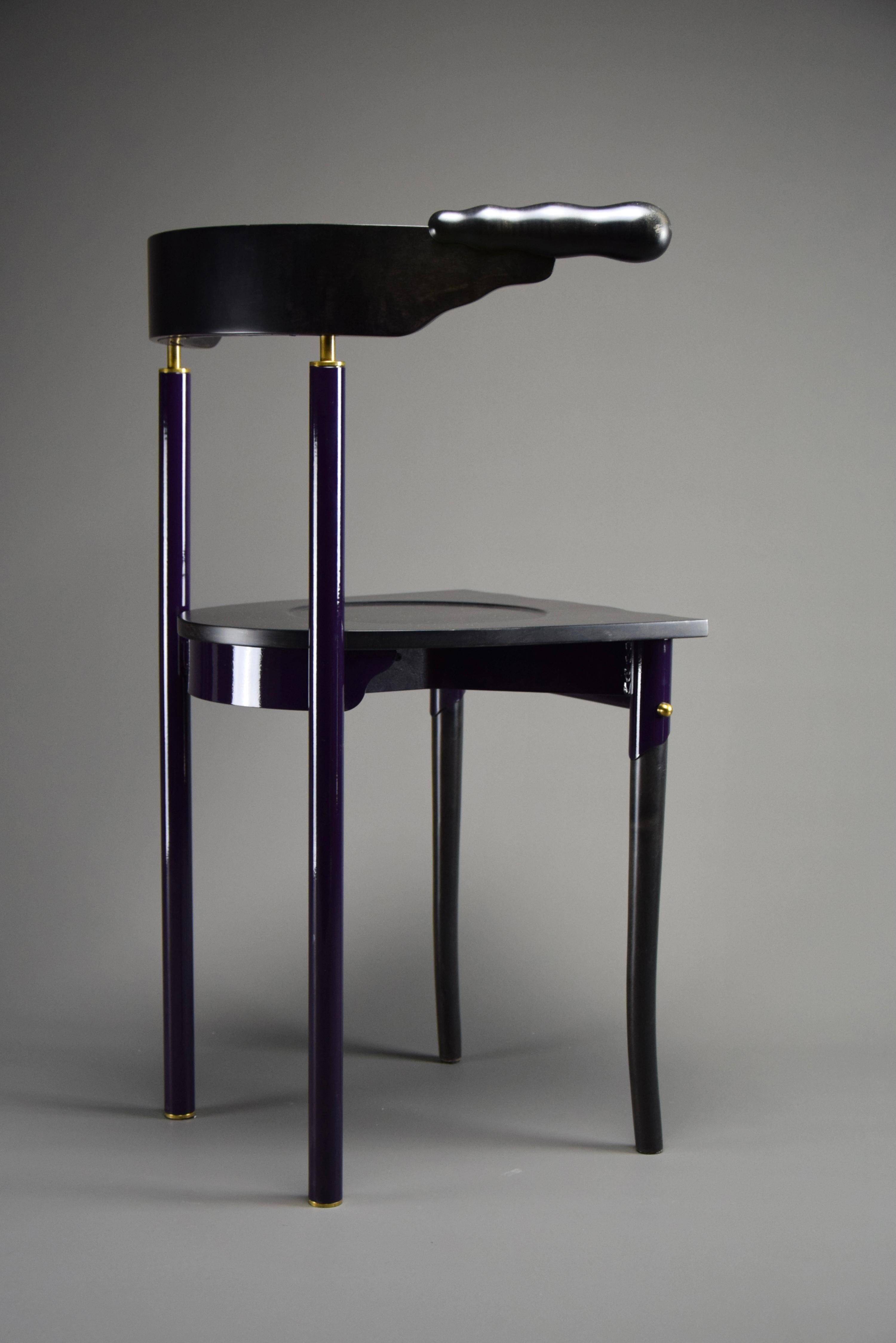Jansky Chair von Bořek Šípek für Driade (1988) - Ein Meisterwerk des Designs

Treten Sie ein in die Welt des avantgardistischen Möbeldesigns mit dem Jansky Chair, der 1988 von dem legendären Architekten und Designer Bořek Šípek für Driade in Italien