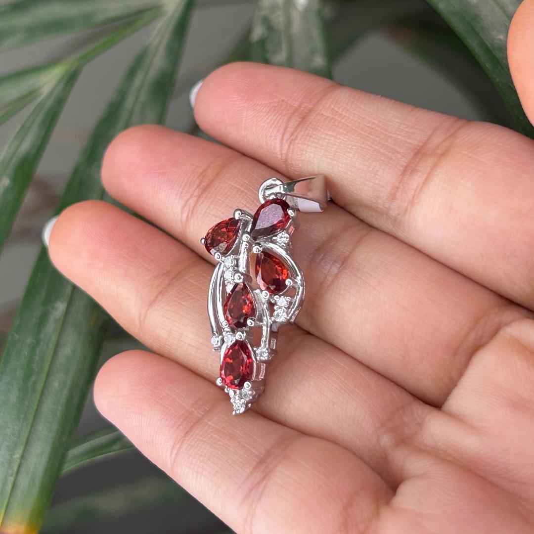 Colgante de plata de ley con flor de granate natural de la piedra de nacimiento de enero Regalo para mujer Corte pera en venta