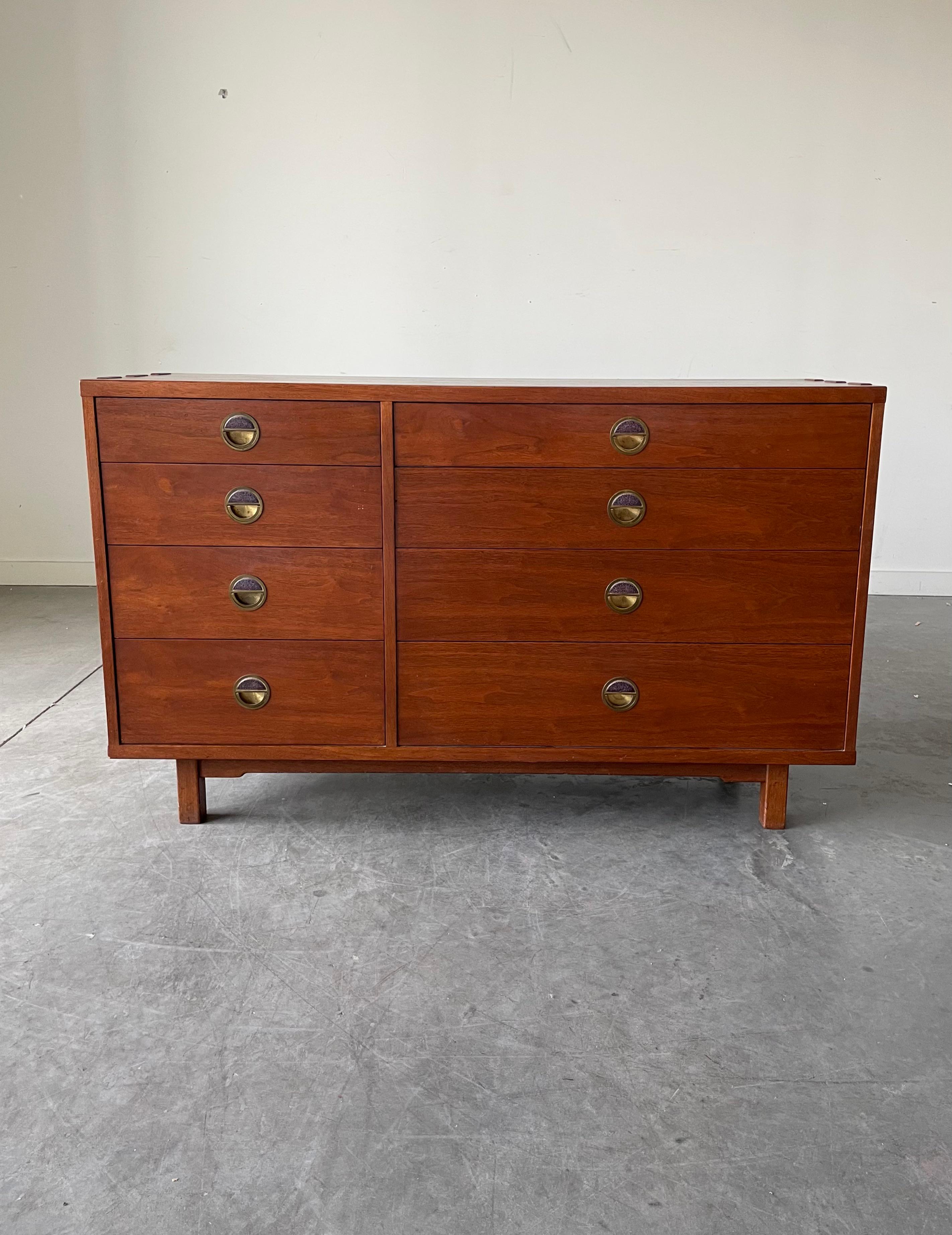 Cassettiera disegnata da Edward Wormley per la sua Janus Collection per Dunbar Furniture. Realizzato in noce e lavorato con maestria. Bellissimi dettagli di falegnameria sugli angoli degli armadi. 8 cassetti in totale. Tiri per cassetti in ottone