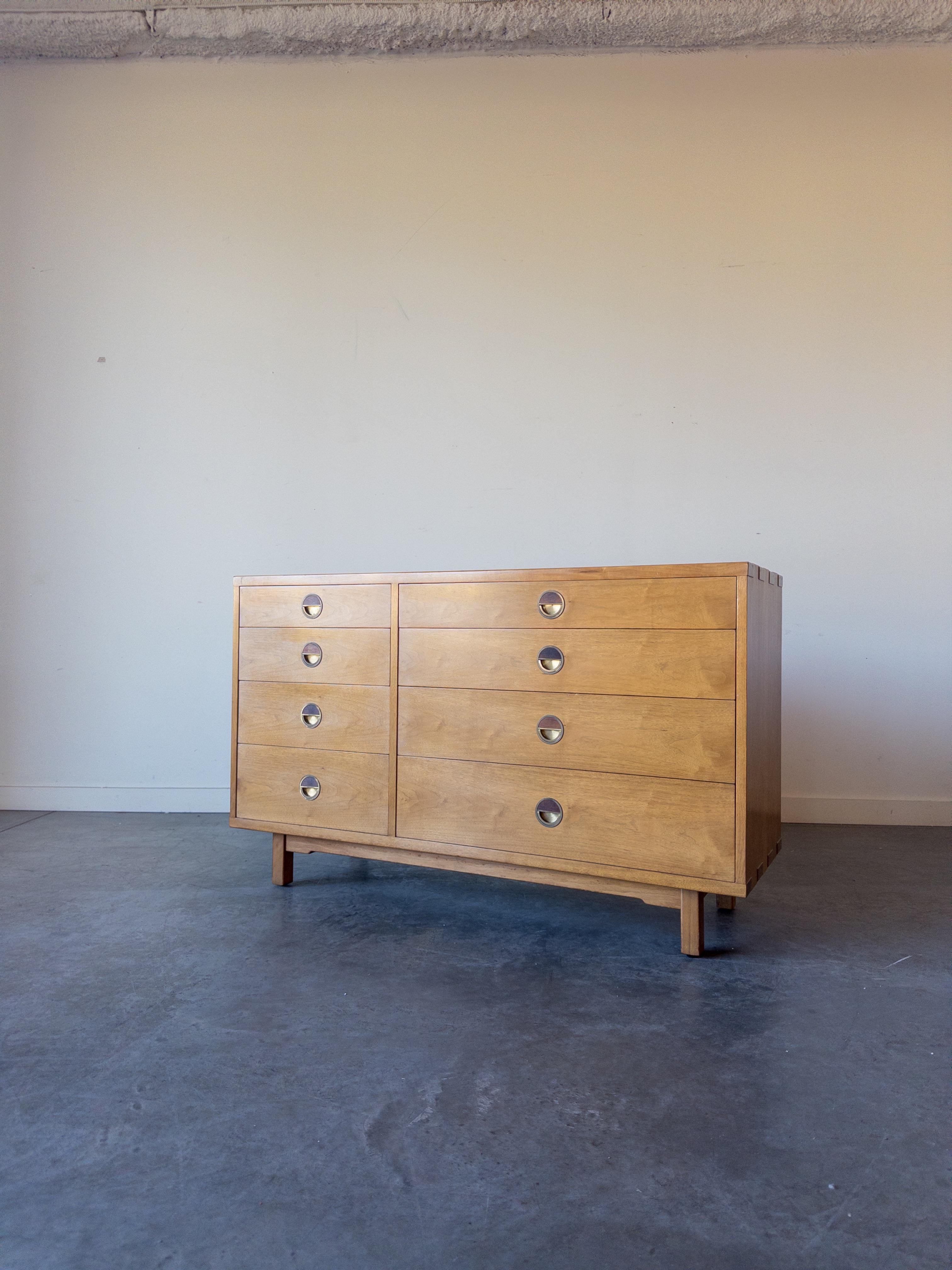 Kommode, entworfen von Edward Wormley für seine Janus Collection'S für Dunbar Furniture. Hergestellt aus Nussbaumholz und fachmännisch verarbeitet. Schöne Tischlerdetails an den Ecken der Schränke. Insgesamt 8 Schubladen. Schubladengriffe aus