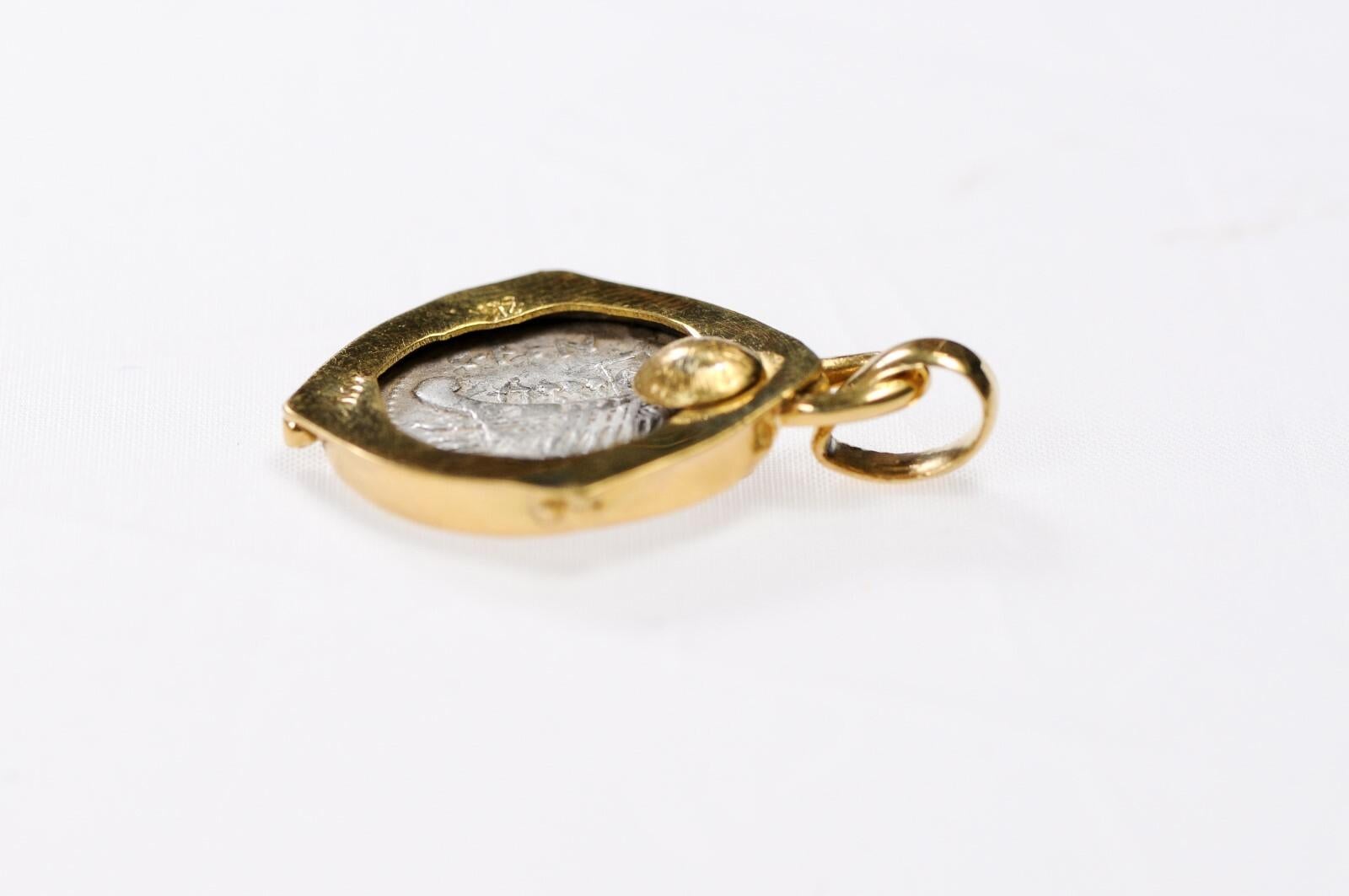 Pendentif pièce de monnaie Janus avec diamant et or 22k en vente 4