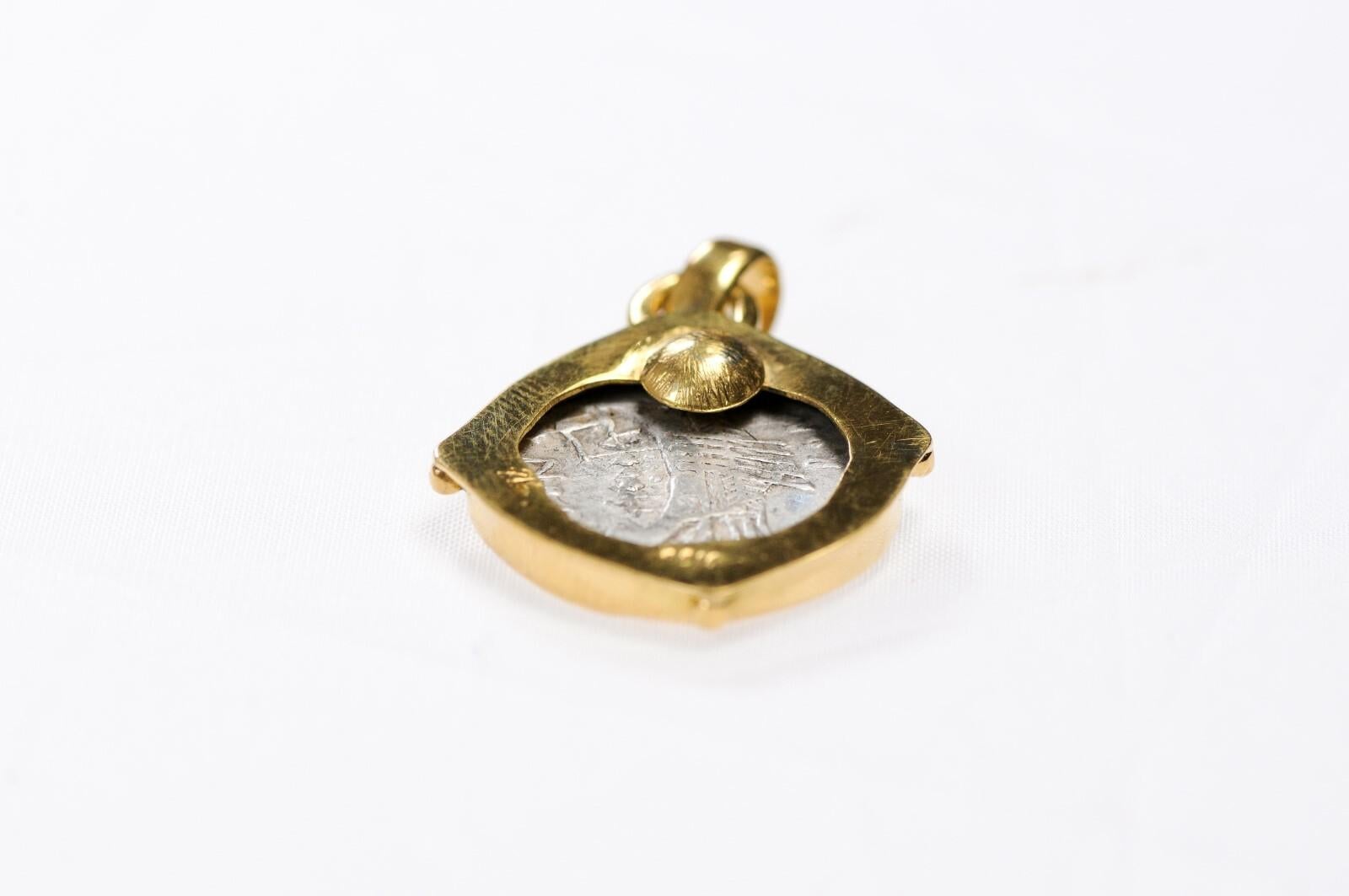 Pendentif pièce de monnaie Janus avec diamant et or 22k en vente 5