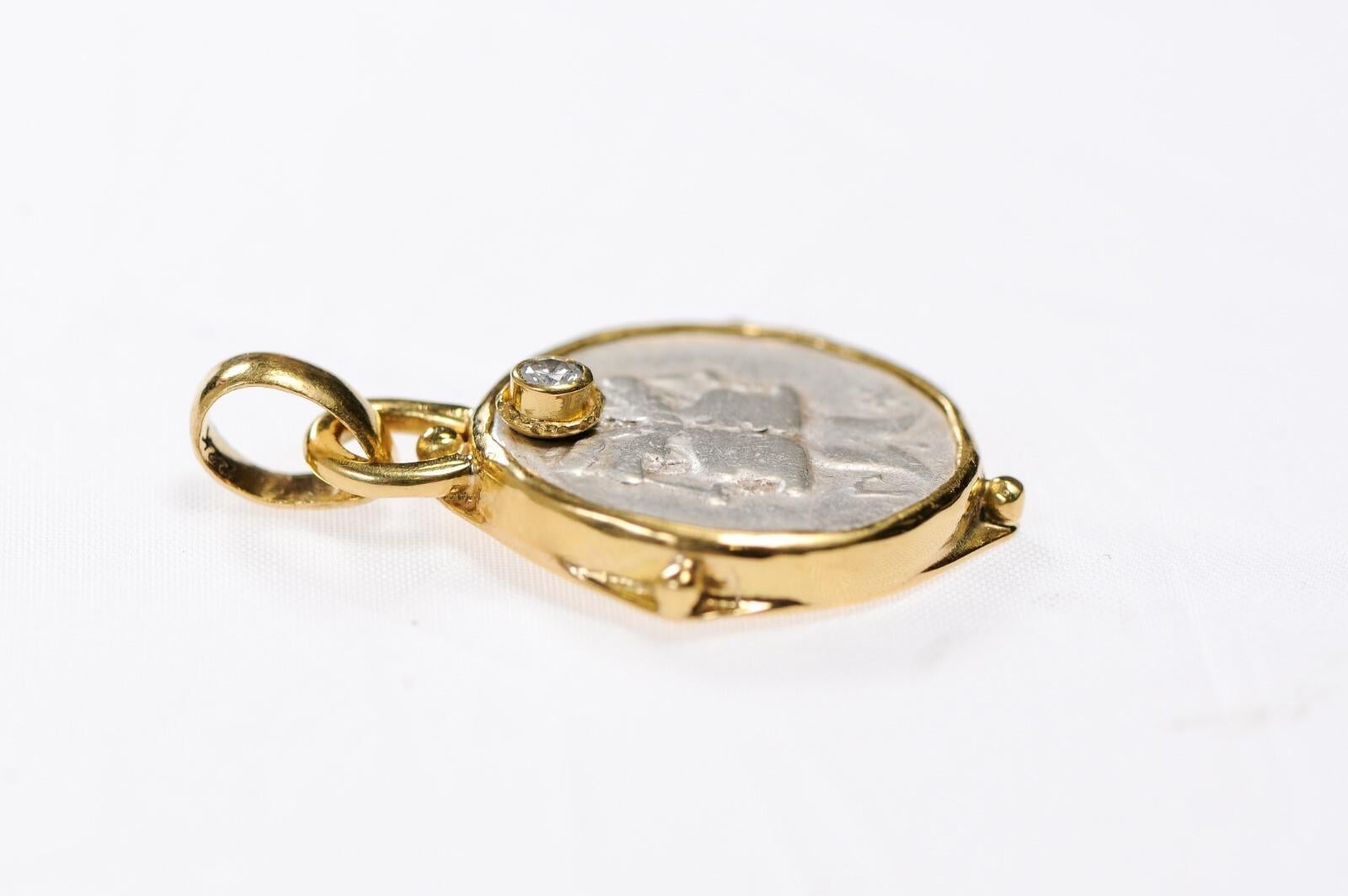 Taille ronde Pendentif pièce de monnaie Janus avec diamant et or 22k en vente