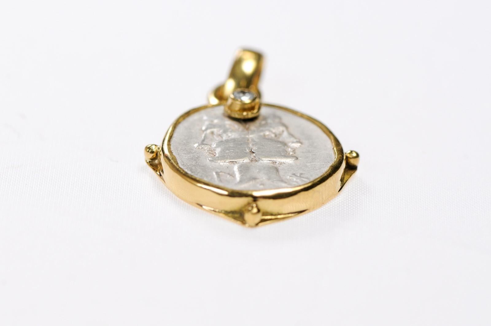 Pendentif pièce de monnaie Janus avec diamant et or 22k en vente 1