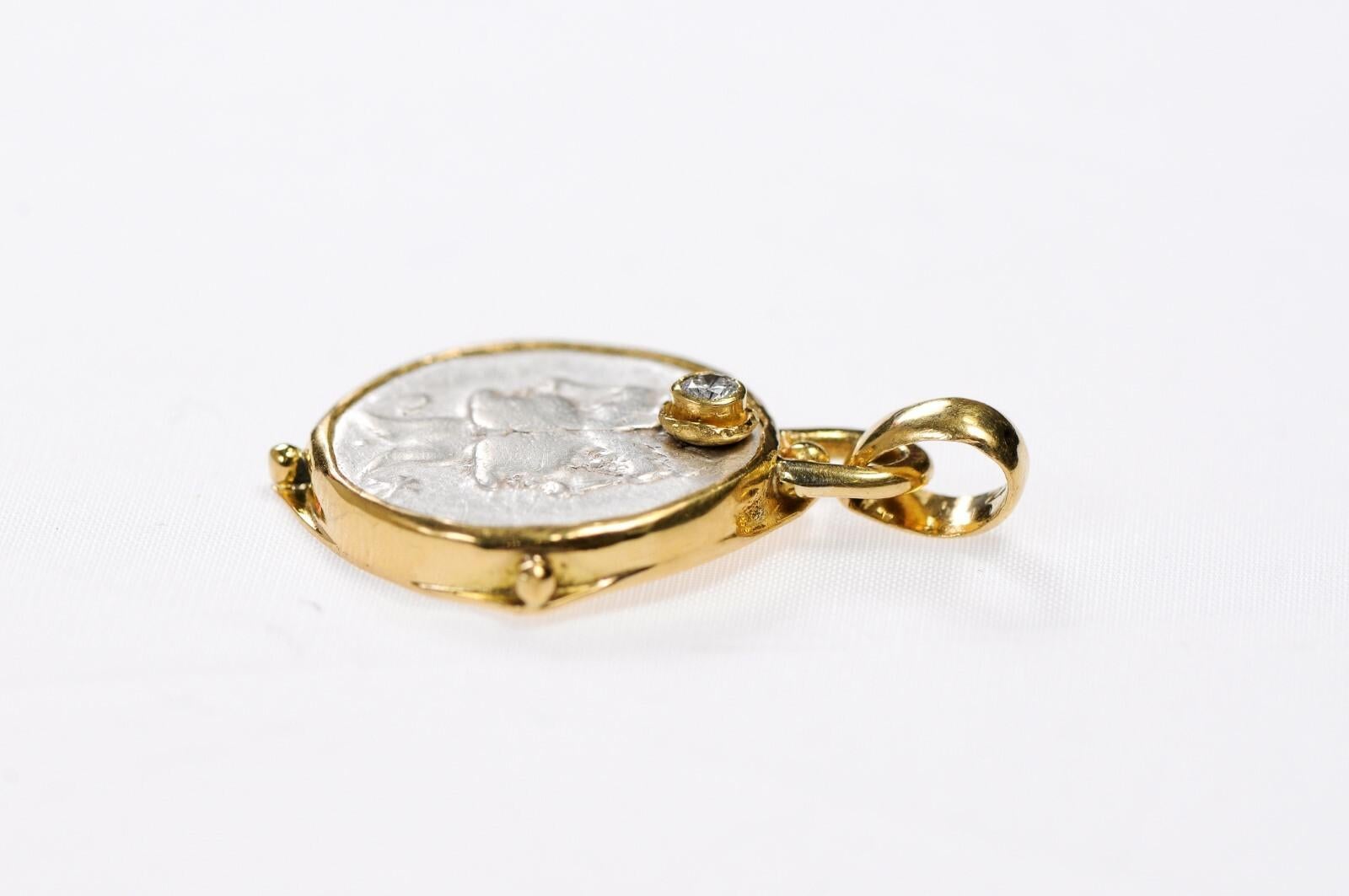 Pendentif pièce de monnaie Janus avec diamant et or 22k en vente 2