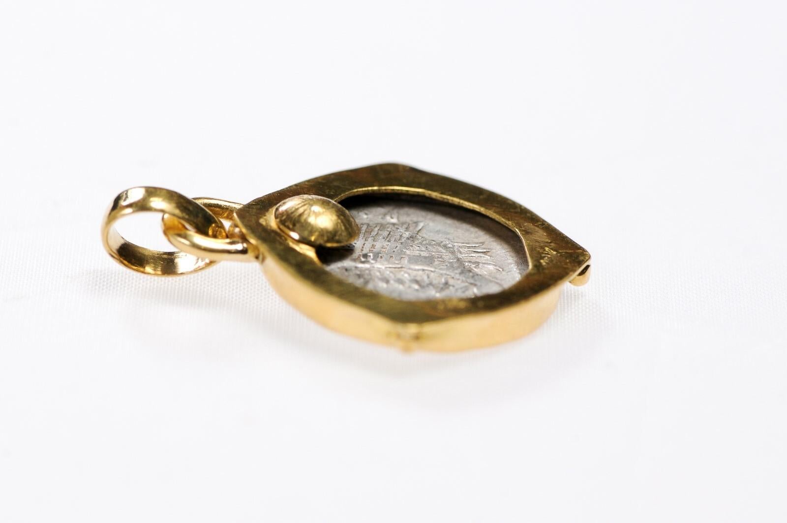 Pendentif pièce de monnaie Janus avec diamant et or 22k en vente 3