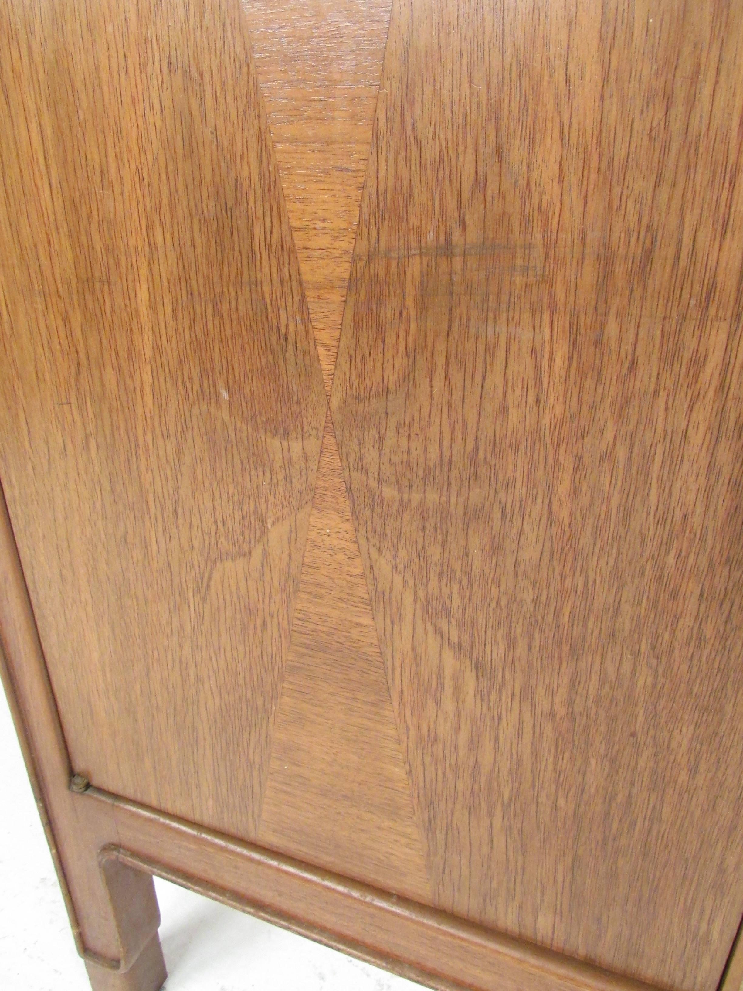 Commode de chambre à coucher de la collection Janus de John Stuart 4