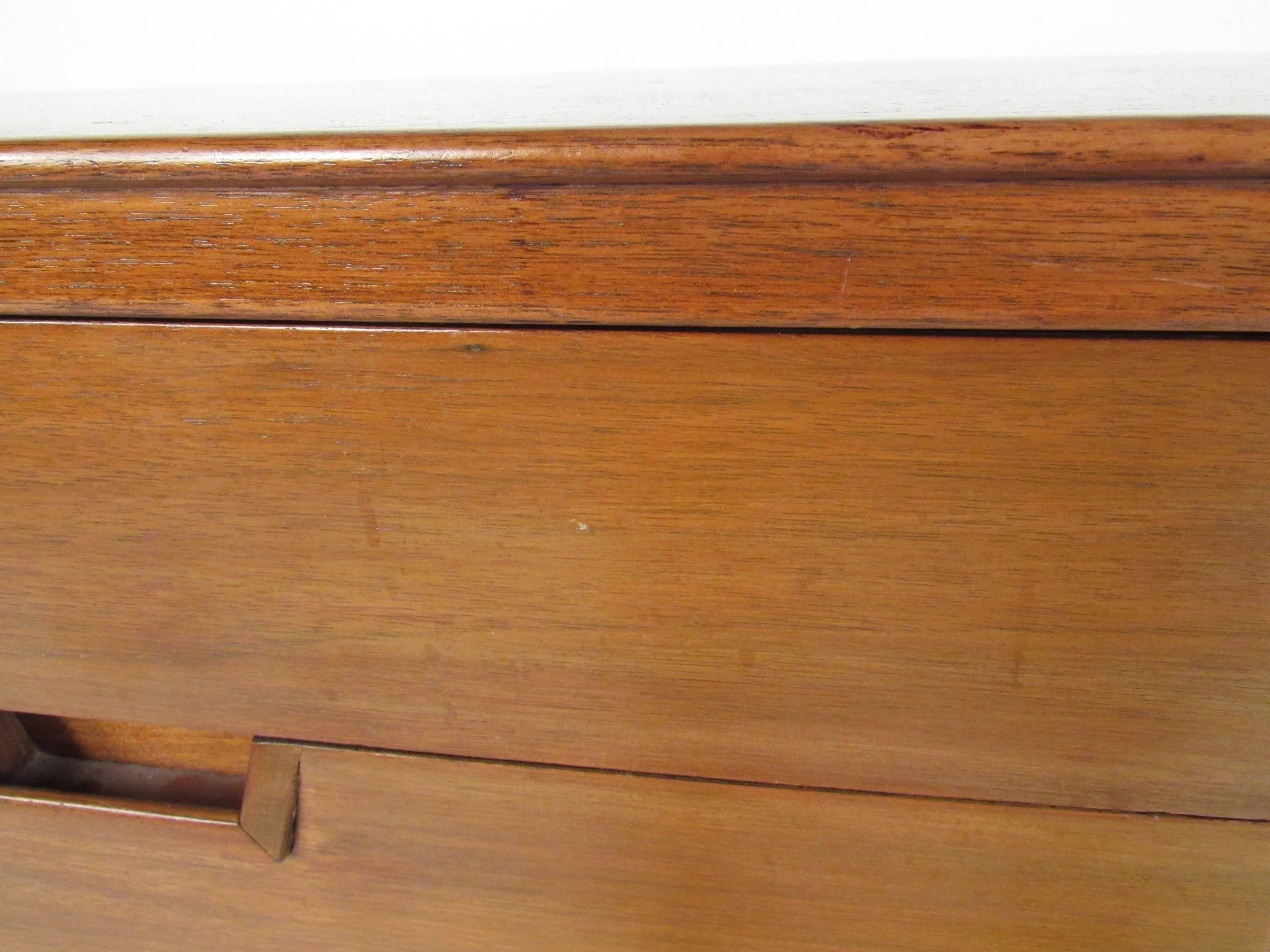 Commode de chambre à coucher de la collection Janus de John Stuart 7