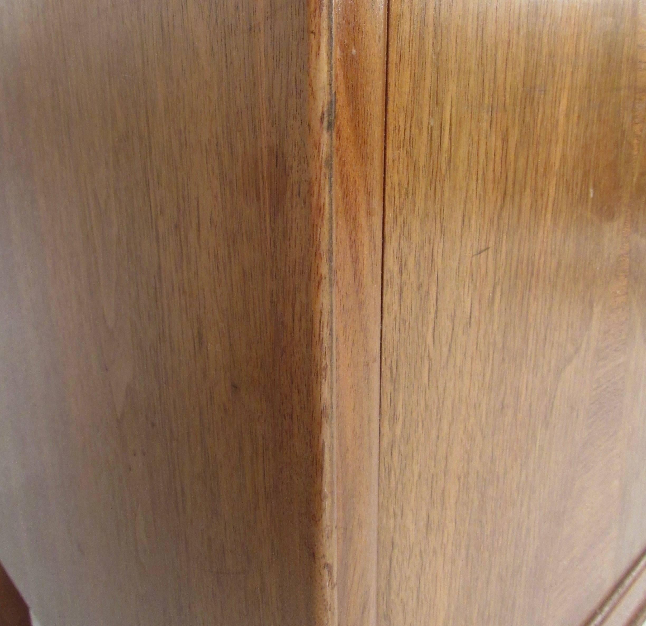 Commode de chambre à coucher de la collection Janus de John Stuart 13