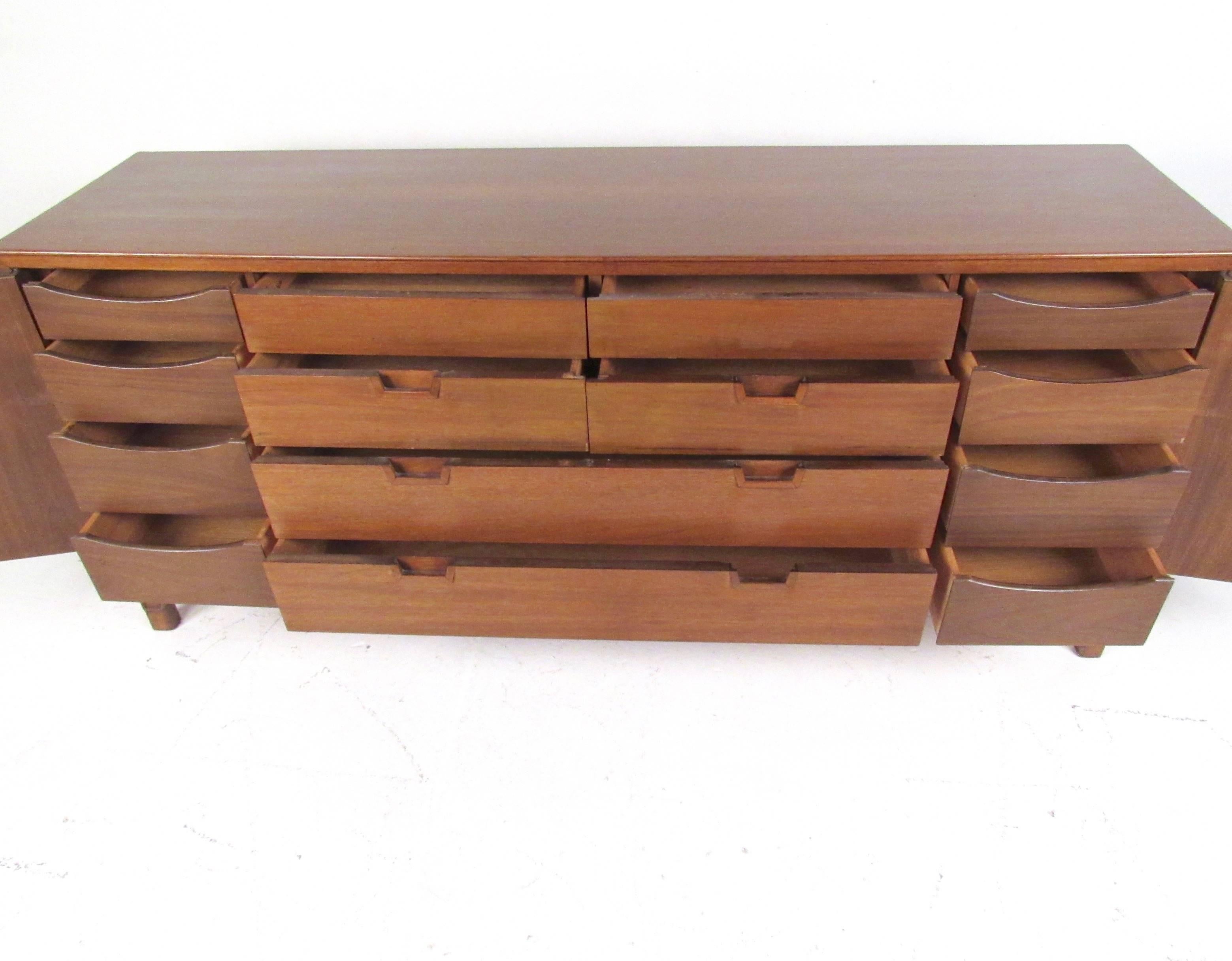 Mid-Century Modern Commode de chambre à coucher de la collection Janus de John Stuart