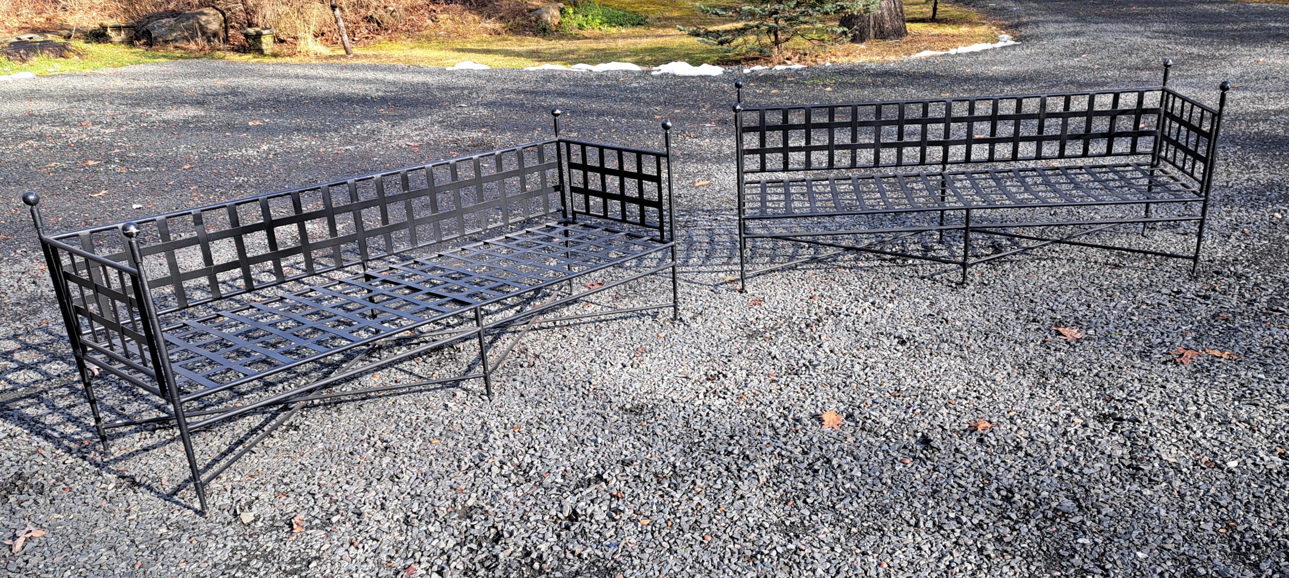 Janus et Cie 3 Seat Tuxedo Sofa une paire.  Ils mesurent 72