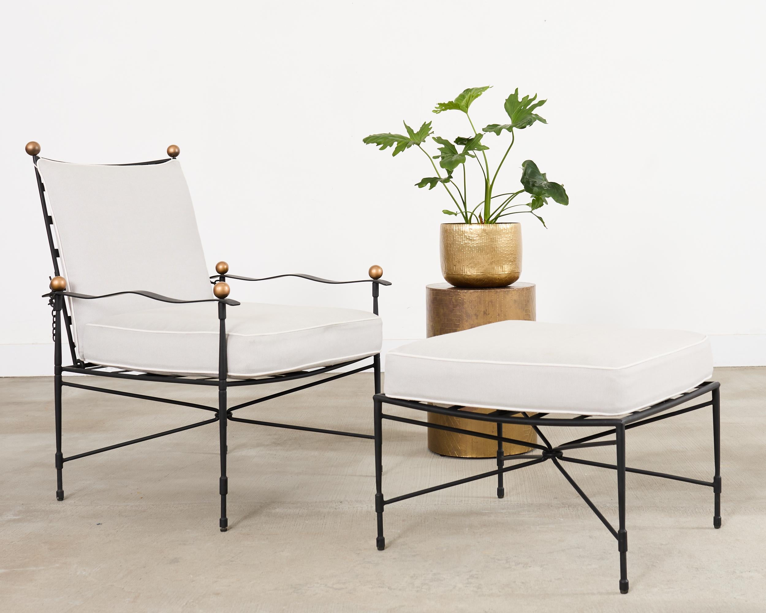 Design moderne emblématique du milieu du siècle d'après le design de Mario Papperzini pour John Salterini. Le fauteuil Janus et cie Amalfi chainback lounge chair est doté d'un dossier réglable en hauteur. La structure en fer présente un insert en