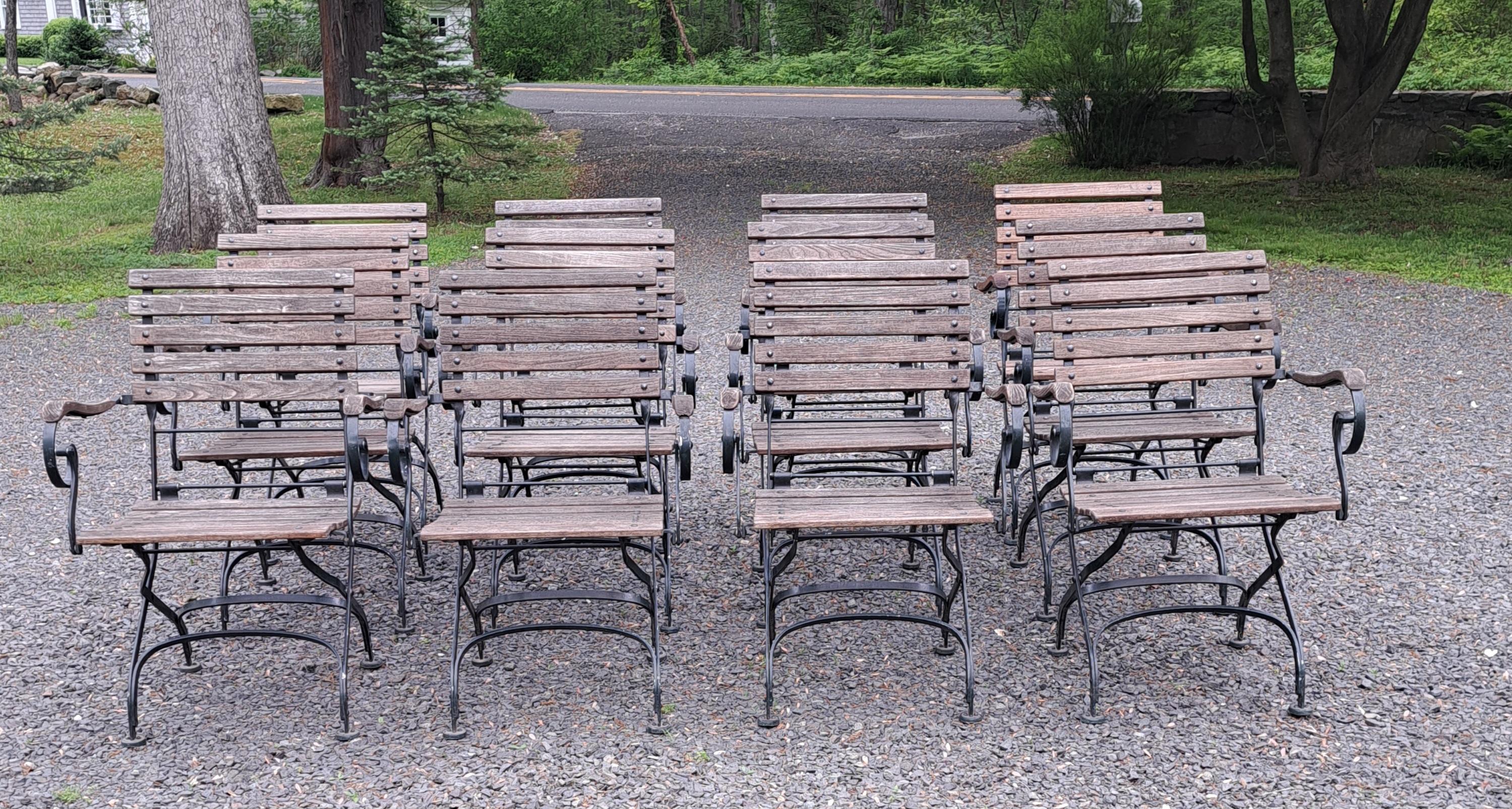 Janus et Cie Weishaupl Sedie da giardino pieghevoli Set di 12.  In buone condizioni, con una finitura rovinata dagli agenti atmosferici.  Le dimensioni sono 22,25