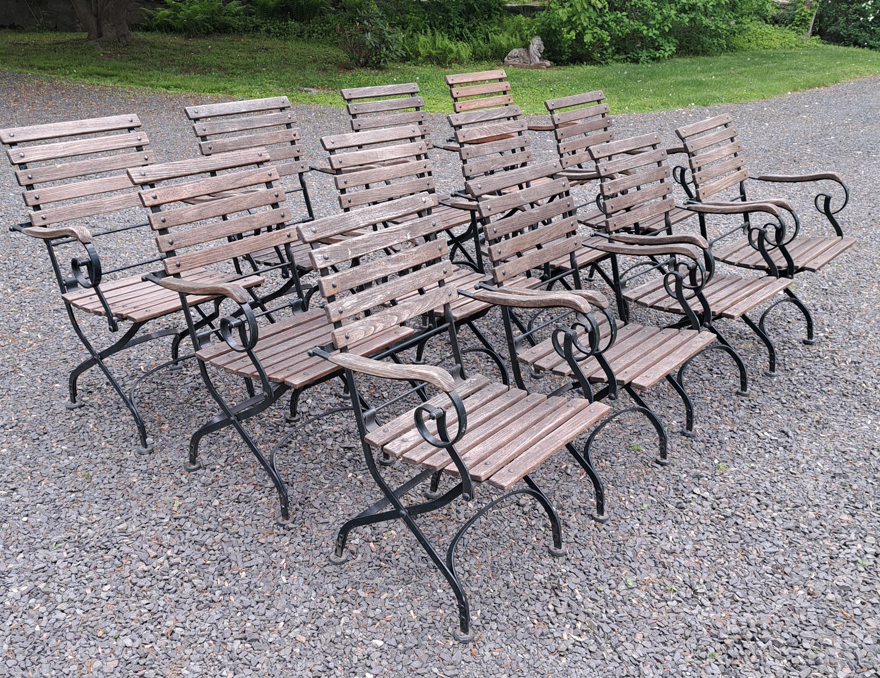 Janus et Cie Weishaupl Sedie da Giardino Pieghevoli in Ferro e Wood Set di Dodici In condizioni buone in vendita a Newtown, CT