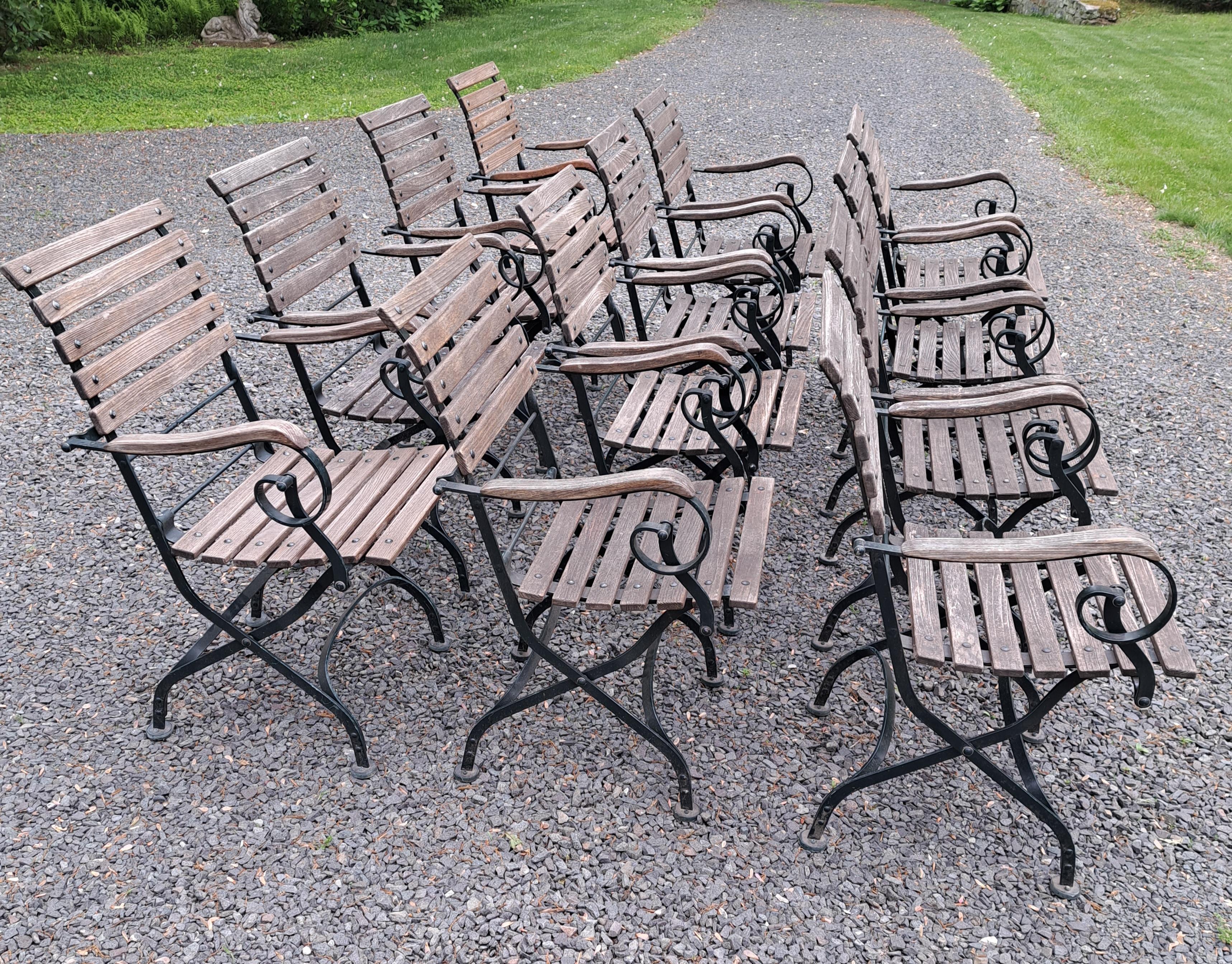 XXI secolo e contemporaneo Janus et Cie Weishaupl Sedie da Giardino Pieghevoli in Ferro e Wood Set di Dodici in vendita