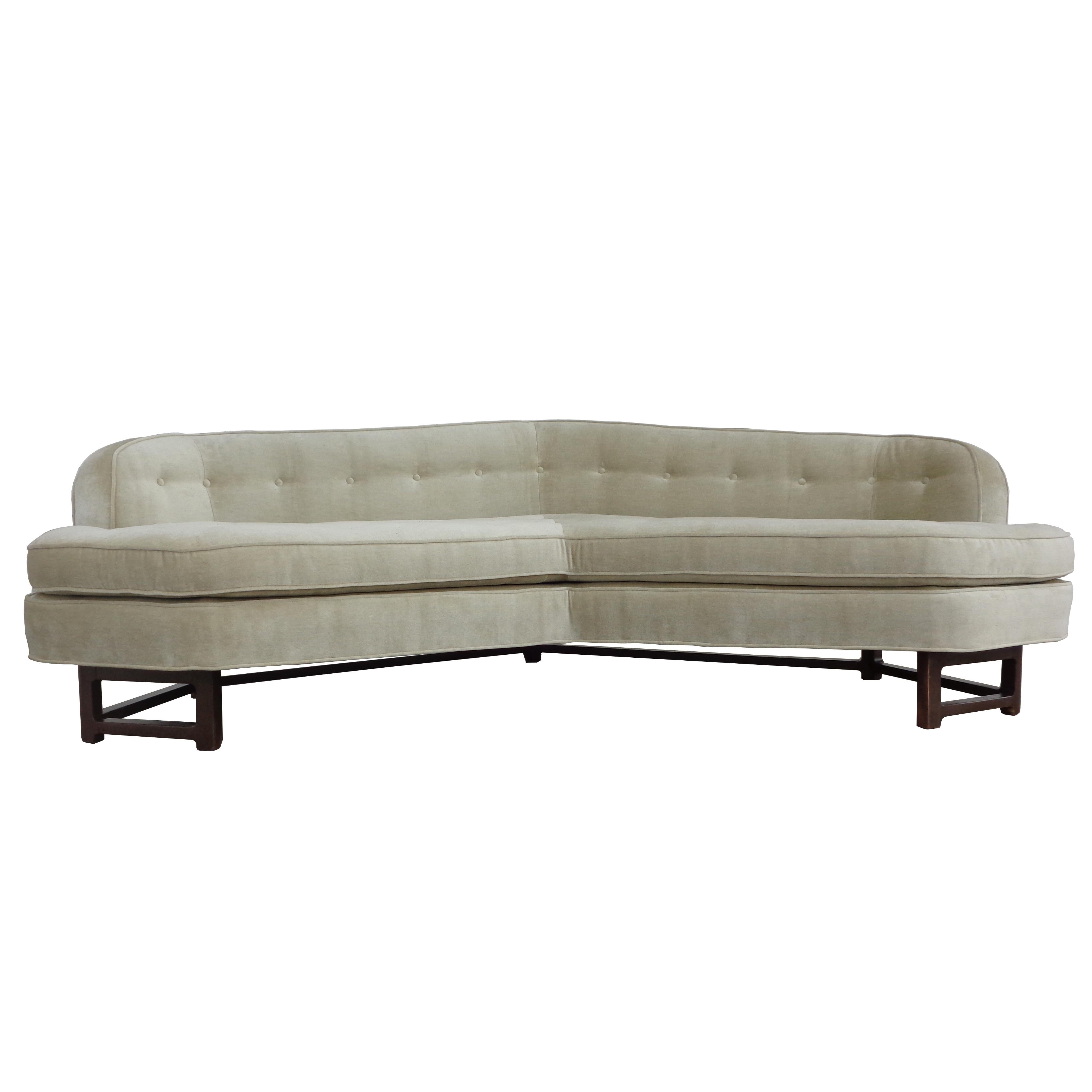 Janus sofa #6329 by Edward Wormley for Dunbar 

Stunning sofa recently restored in champagne velvet with tufting. Mahogany base.




 