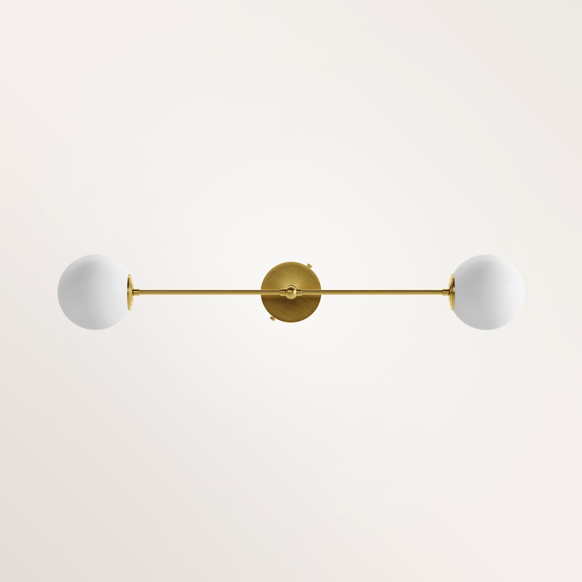 Lampada da parete Janus di Gobo Lights
Dimensioni: D. 12 x L. 75 x H. 15 cm
Materiali: Ottone, opalino.
Peso: 0,5 Kg. 


Autodidatta e proveniente dal mondo della chimica, questo artigiano/designer belga progetta i suoi pezzi con la stessa