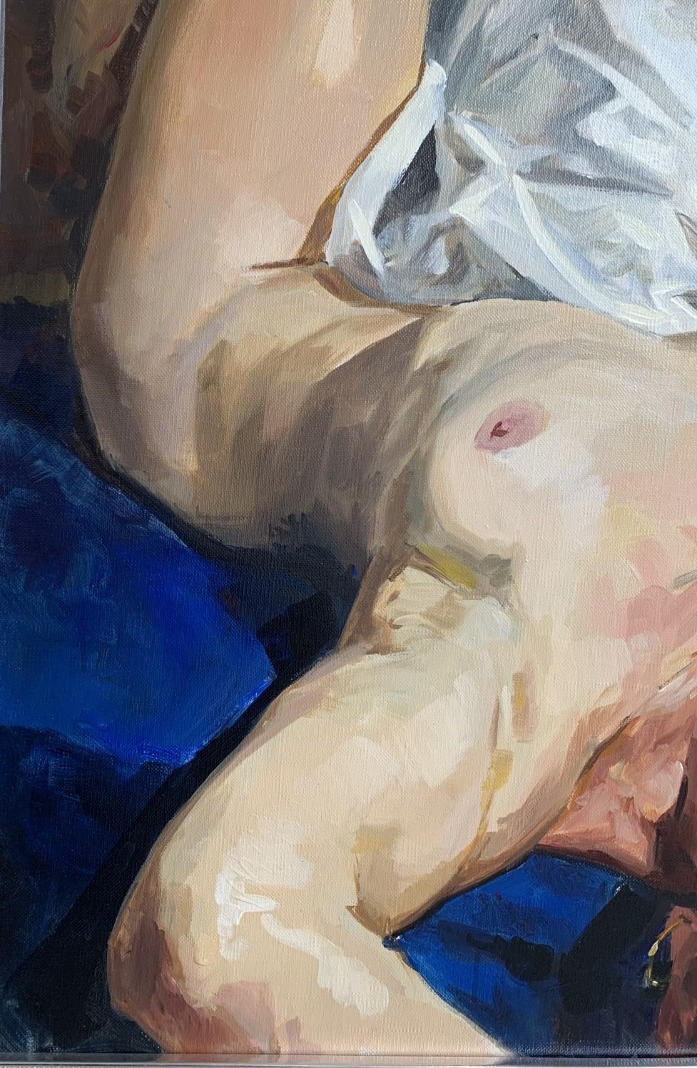 Peinture à l'huile réaliste d'un portrait de femme nue, Upside down, artiste polonais - Marron Nude Painting par Janusz Szpyt