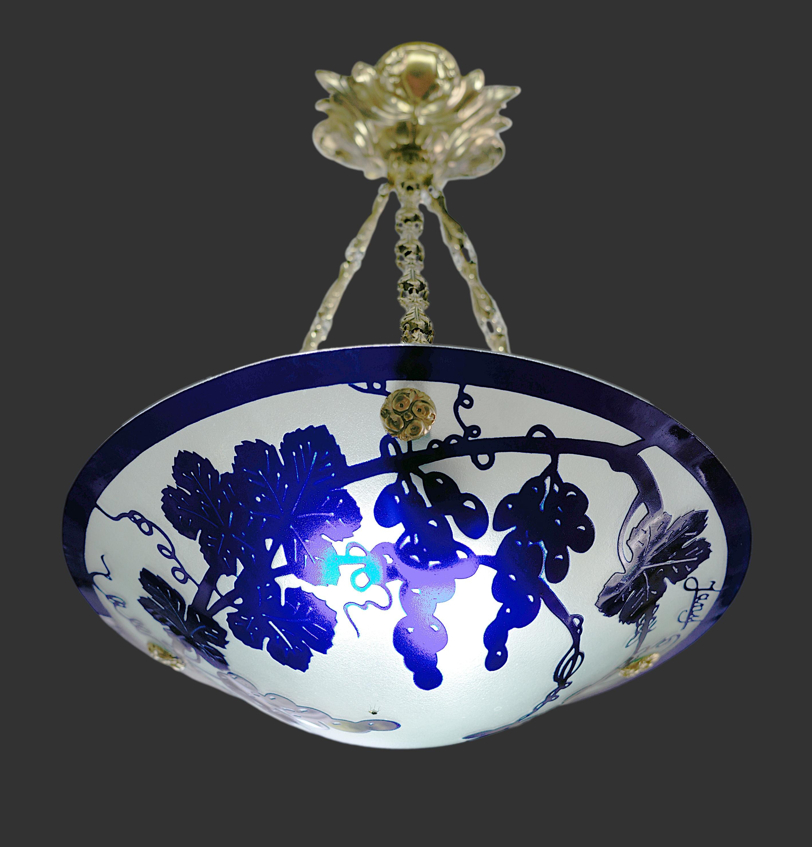 Ciondolo Art Deco francese di JANY, Francia, anni '20. Decorazioni incise su vigneti. Doppio vetro sabbiato o acidato e ottone stampato. Altezza: 16,1