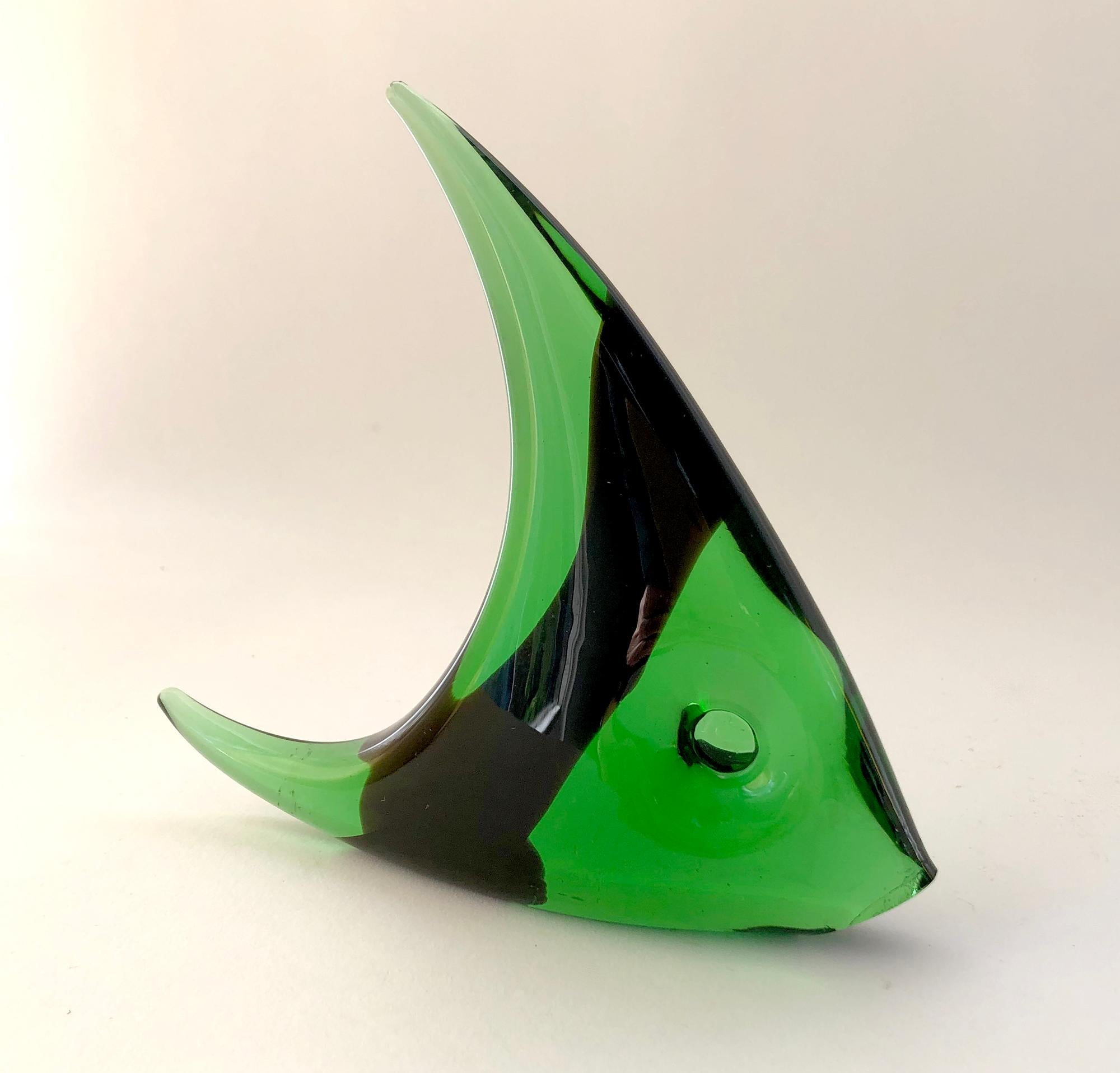 Escultura de pez de cristal verde modernista italiano de los años 50 Italiano en venta