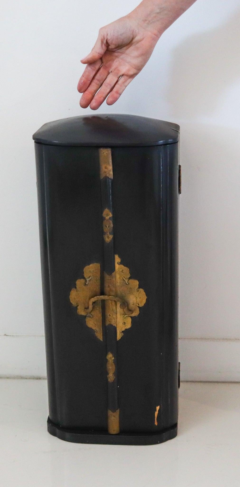 Bouddha Shakyamuni assis dans un autel bouddhiste de Zushi, période Edo 1800, Japon en vente 4