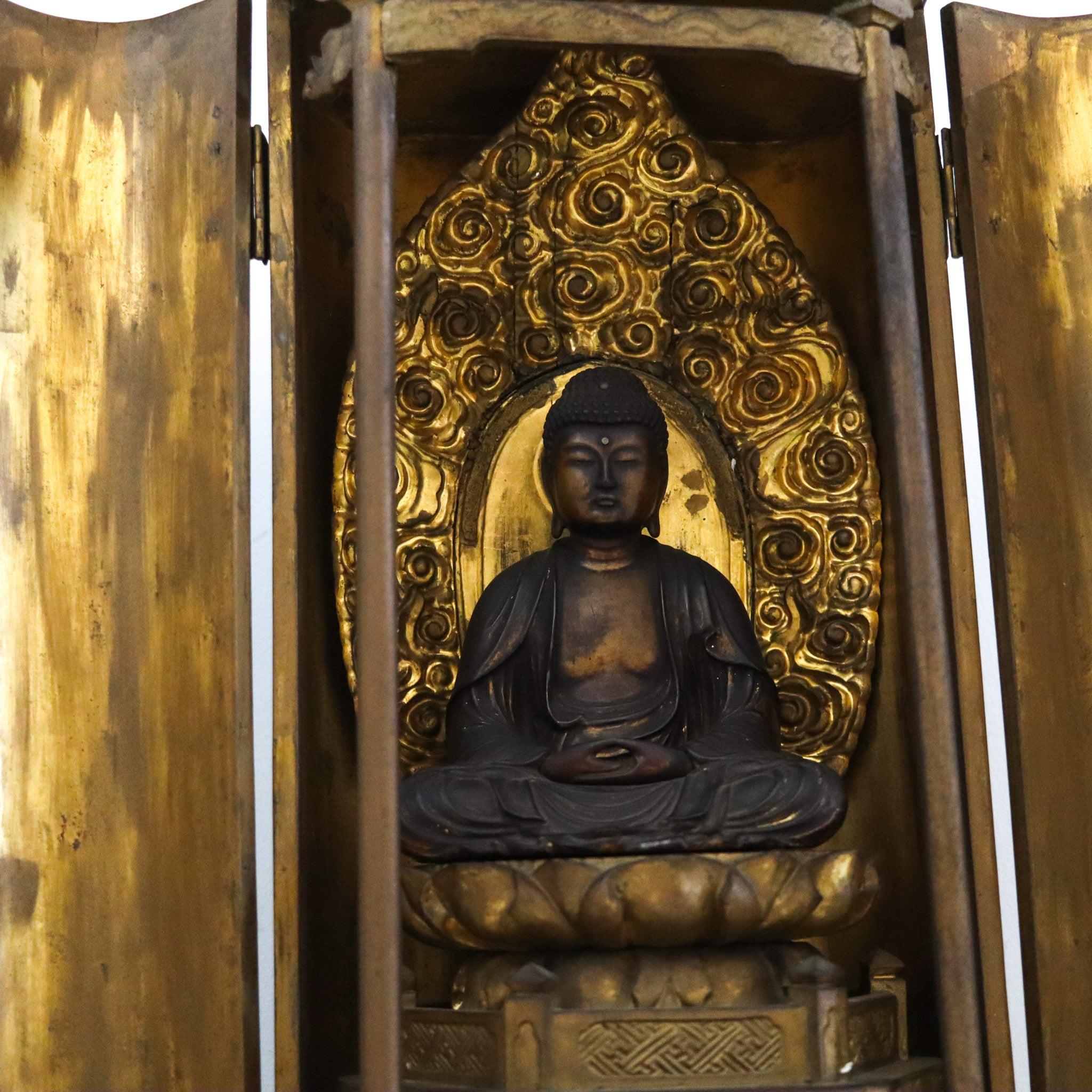 Bouddha Shakyamuni assis dans un cabinet d'autel bouddhiste Zushi laqué.  

Il s'agit d'une remarquable statue japonaise en bois du Bouddha Shakyamuni 釈迦如来坐像, datant de la période Edo (1600-1868). Le fondateur éclairé du bouddhisme respire la