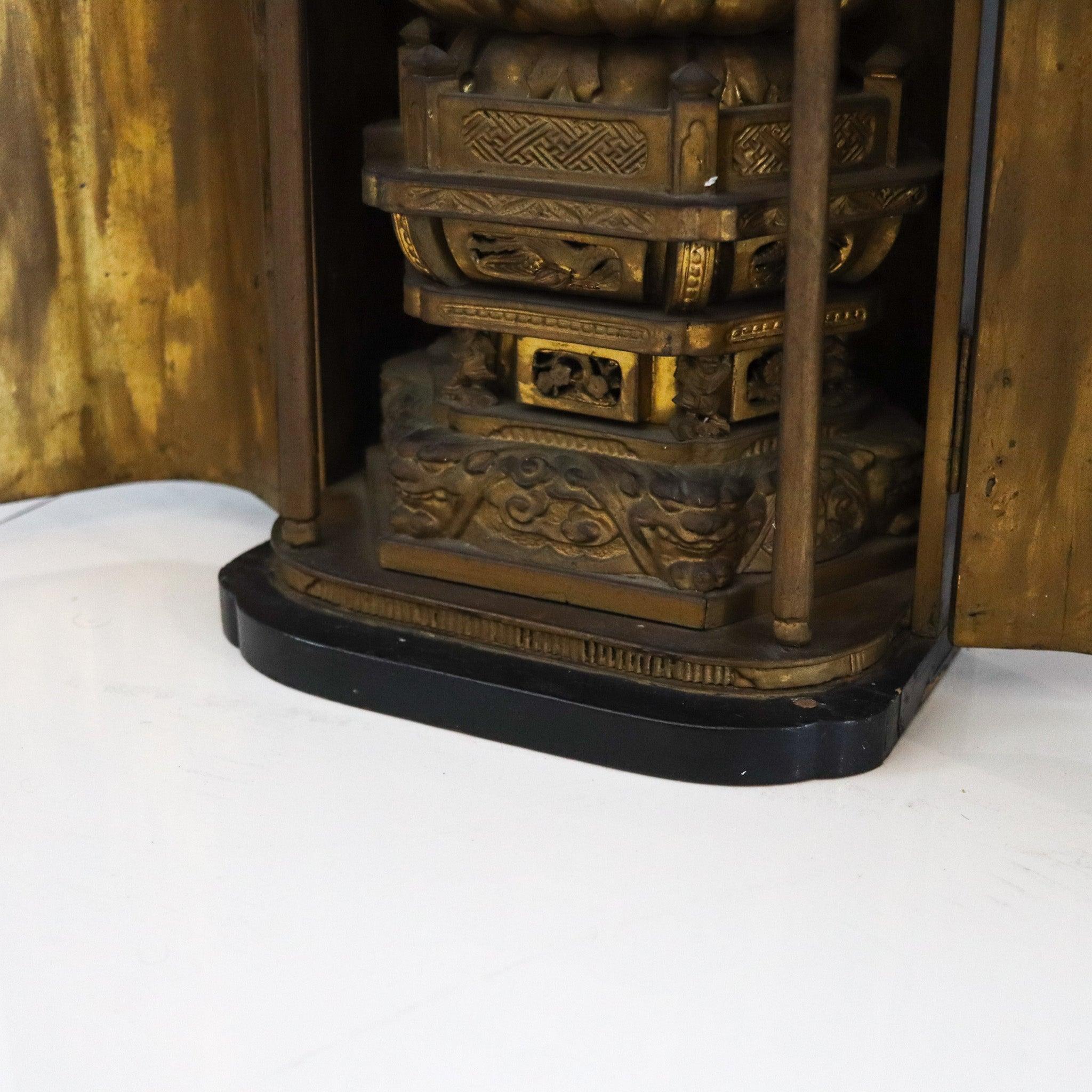 Japonais Bouddha Shakyamuni assis dans un autel bouddhiste de Zushi, période Edo 1800, Japon en vente