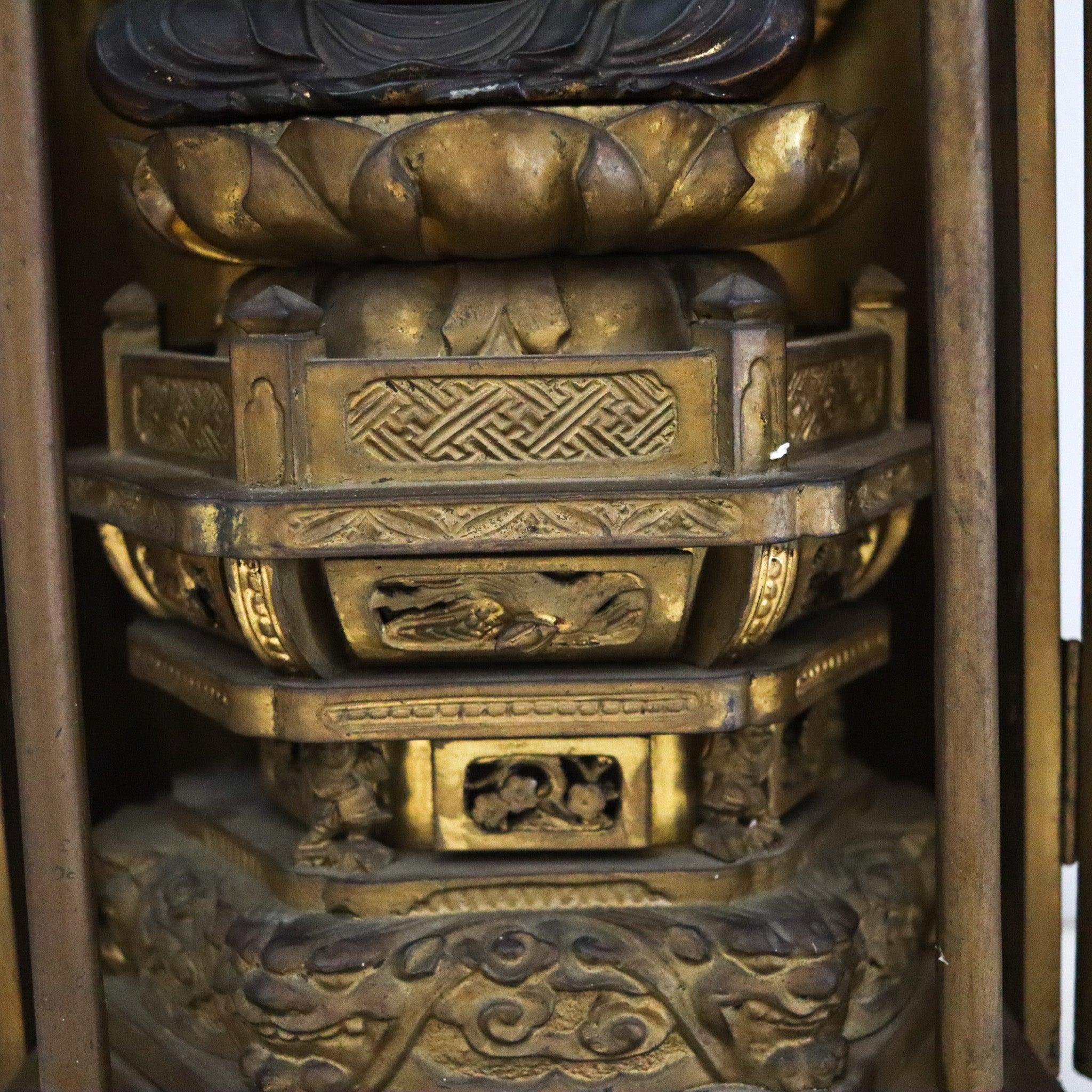 Noirci Bouddha Shakyamuni assis dans un autel bouddhiste de Zushi, période Edo 1800, Japon en vente