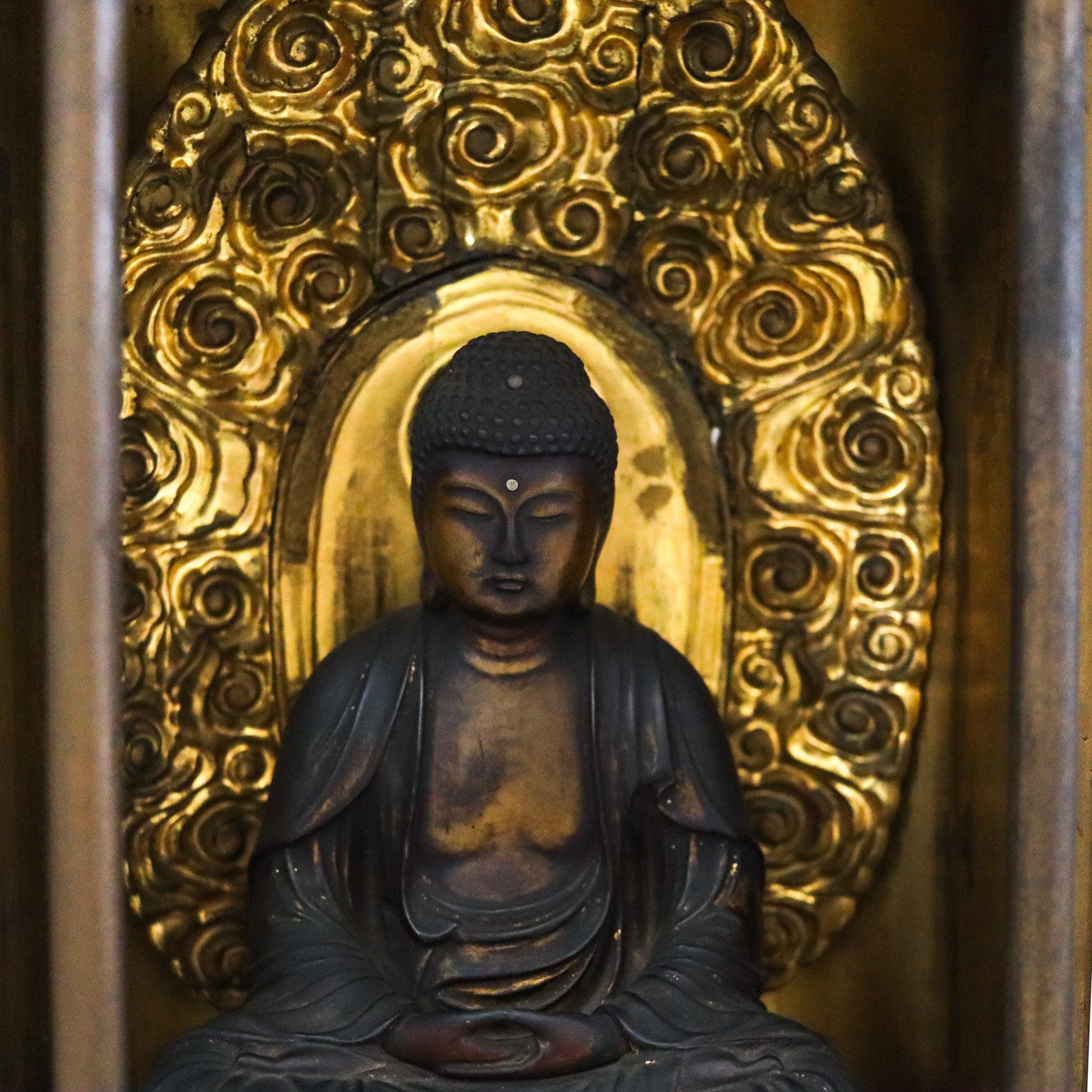 Bouddha Shakyamuni assis dans un autel bouddhiste de Zushi, période Edo 1800, Japon Bon état - En vente à Miami, FL