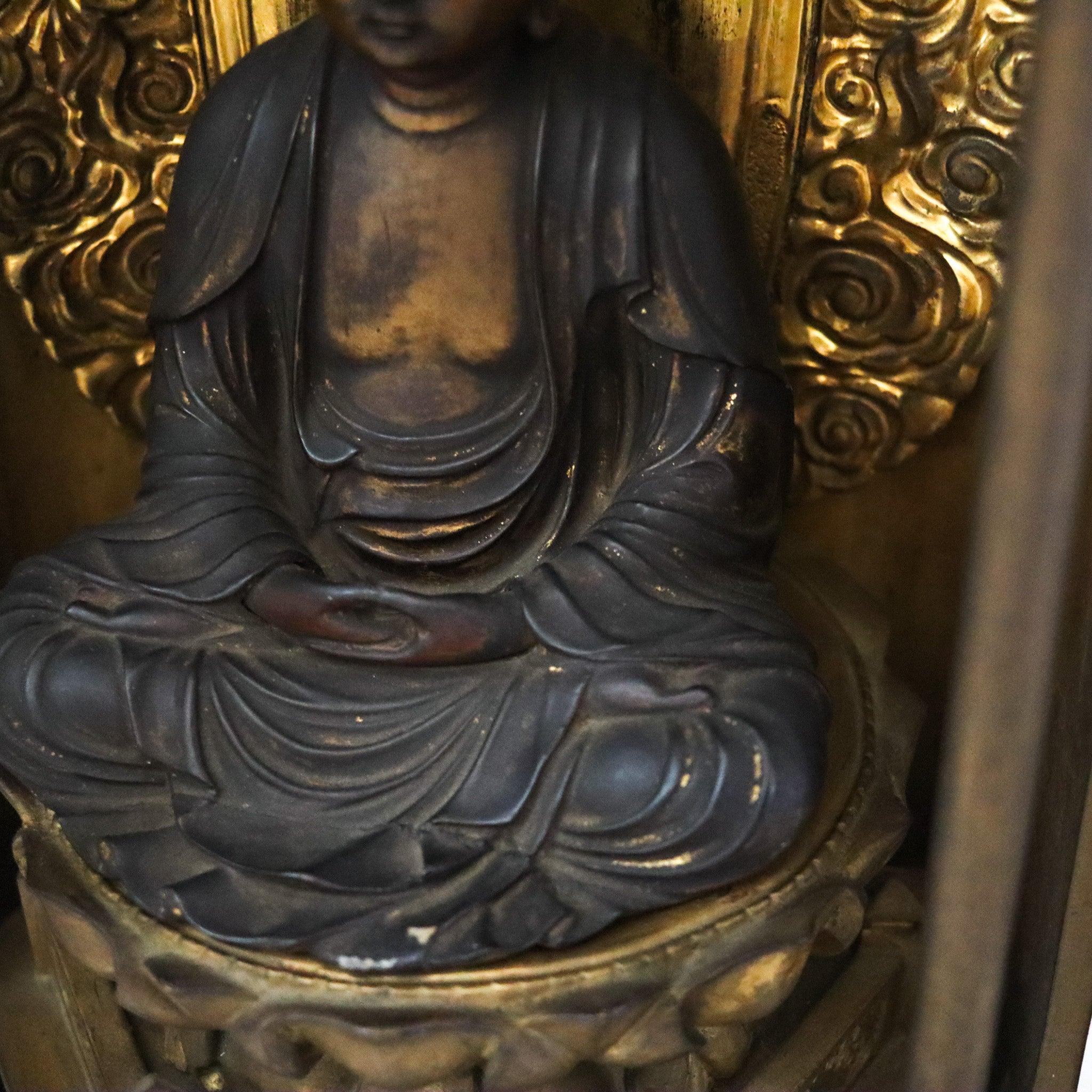 Début du XIXe siècle Bouddha Shakyamuni assis dans un autel bouddhiste de Zushi, période Edo 1800, Japon en vente