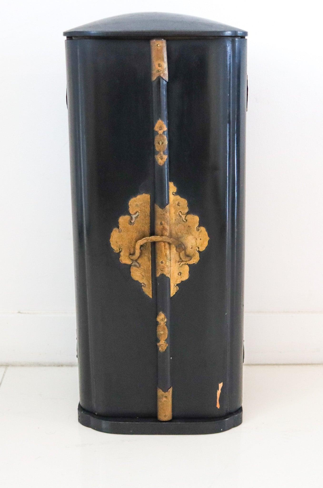 Bouddha Shakyamuni assis dans un autel bouddhiste de Zushi, période Edo 1800, Japon en vente 2
