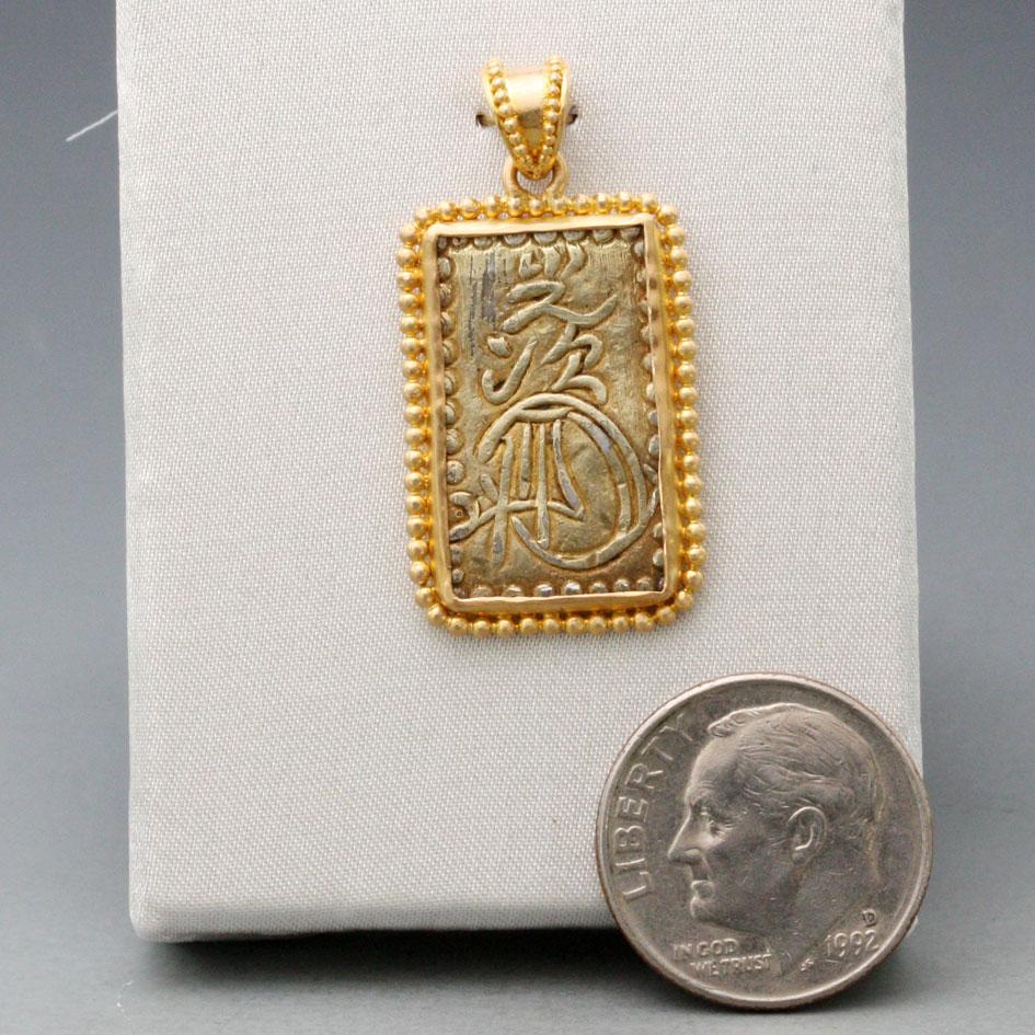 Japan 1800's Samurai Rechteckige Goldmünze 18K Gold-Anhänger  im Zustand „Neu“ im Angebot in Soquel, CA