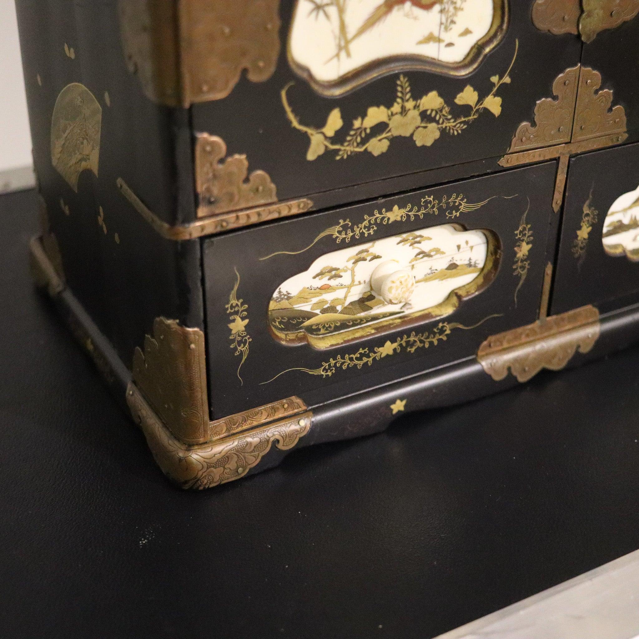 JAPAN 1820 Edo Periode Schwarz lackiert & vergoldet Tansu Kabinett Kommode mit Schubladen im Angebot 3