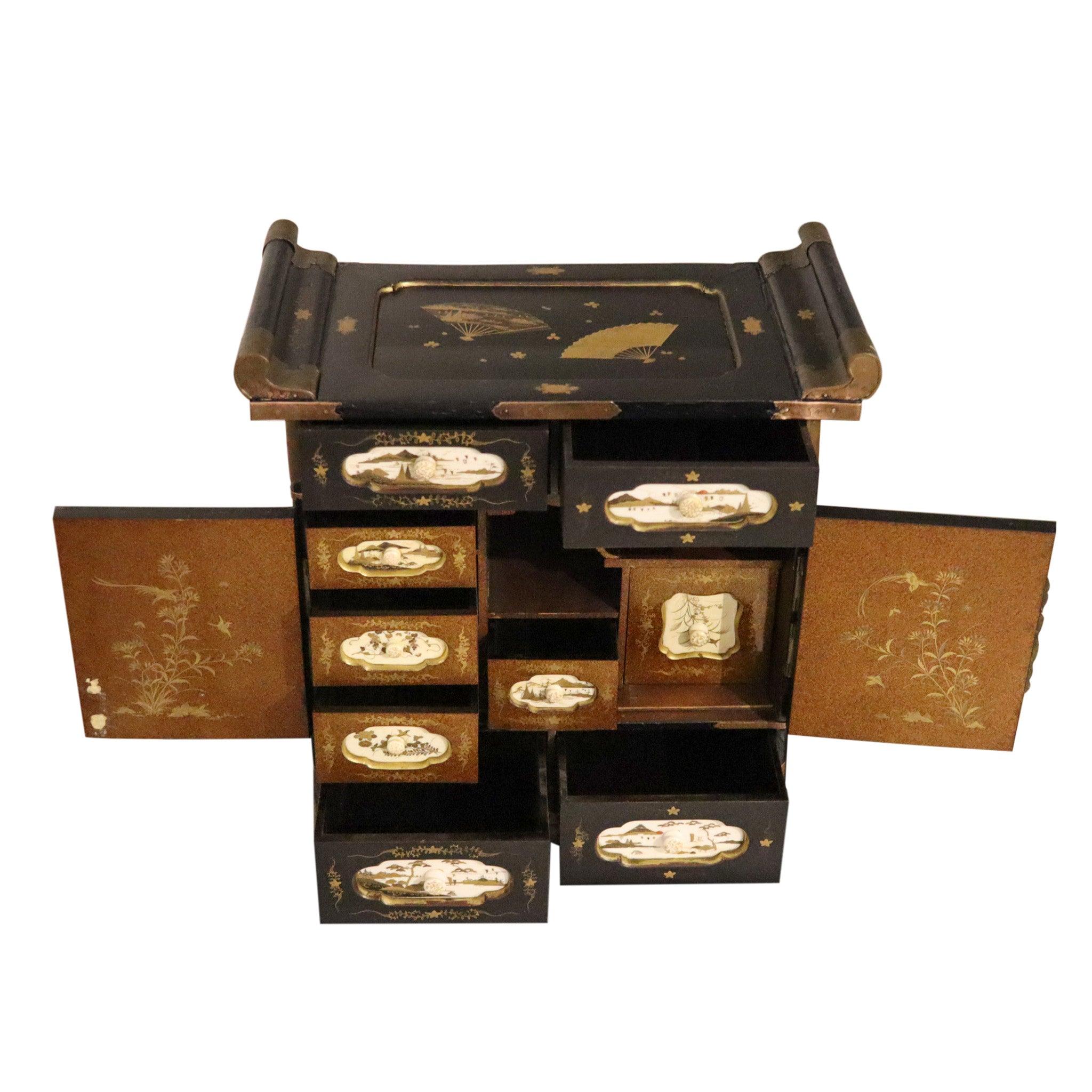 Lackierter Schubladenschrank aus der Edo-Zeit.

Dies ist ein bemerkenswerter antiker japanischer Tansu-Schrank mit Schubladen aus der Edo-Zeit (1600-1868). Der tragbare Tansu-Schrank wurde um die Wende zum 18. Jahrhundert, zwischen 1790 und 1820,