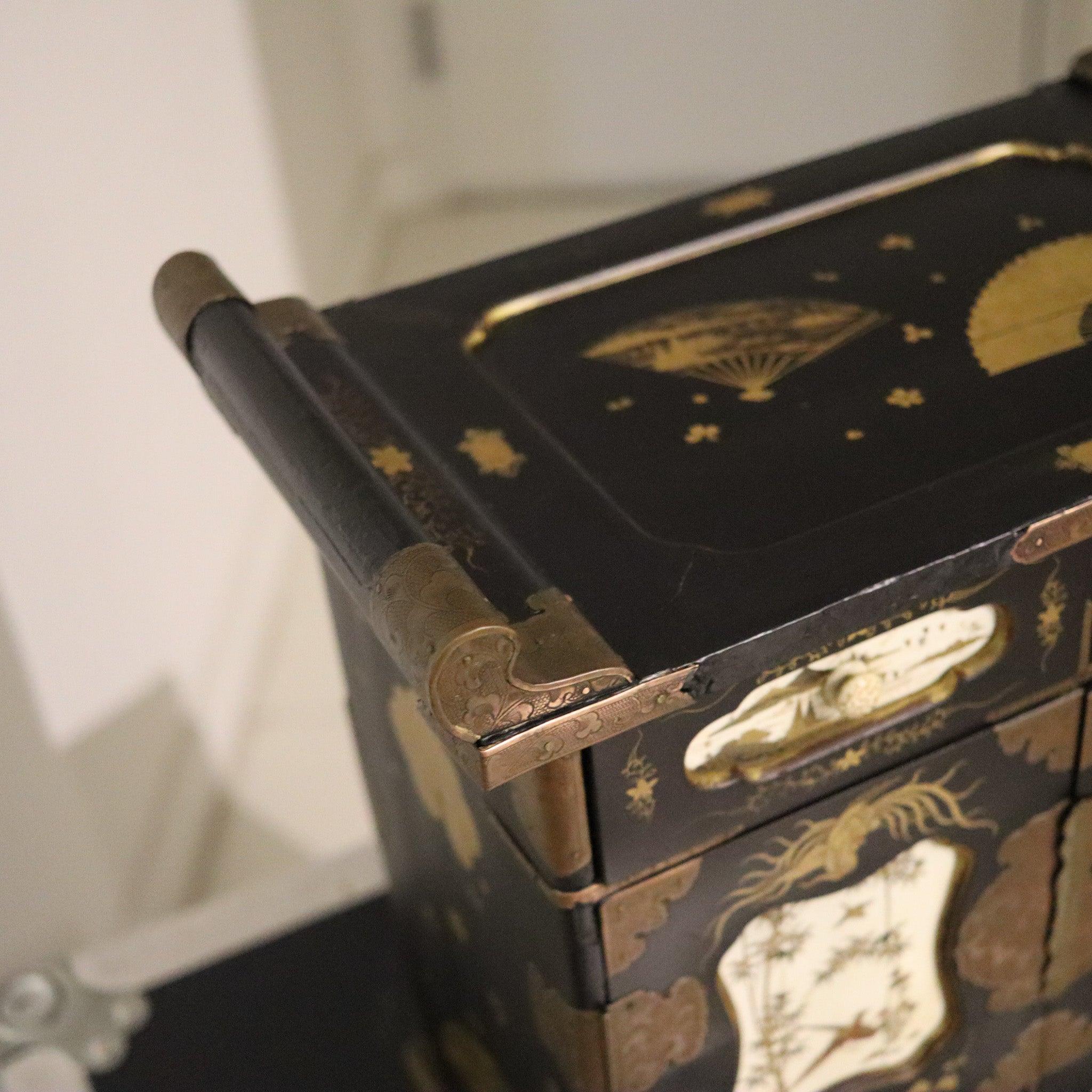 JAPAN 1820 Edo Periode Schwarz lackiert & vergoldet Tansu Kabinett Kommode mit Schubladen (Japanisch) im Angebot