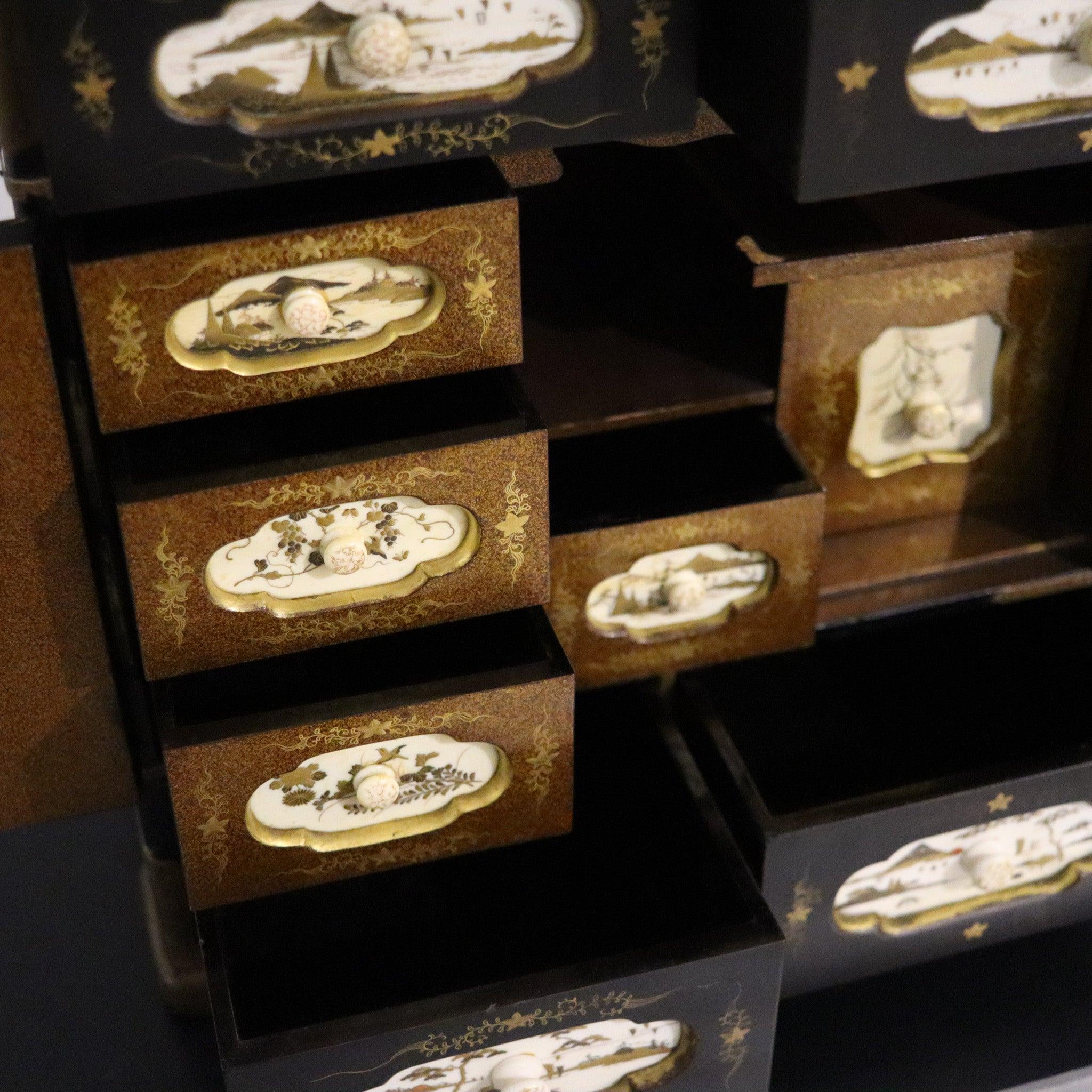 JAPAN 1820 Edo Periode Schwarz lackiert & vergoldet Tansu Kabinett Kommode mit Schubladen (Handgeschnitzt) im Angebot