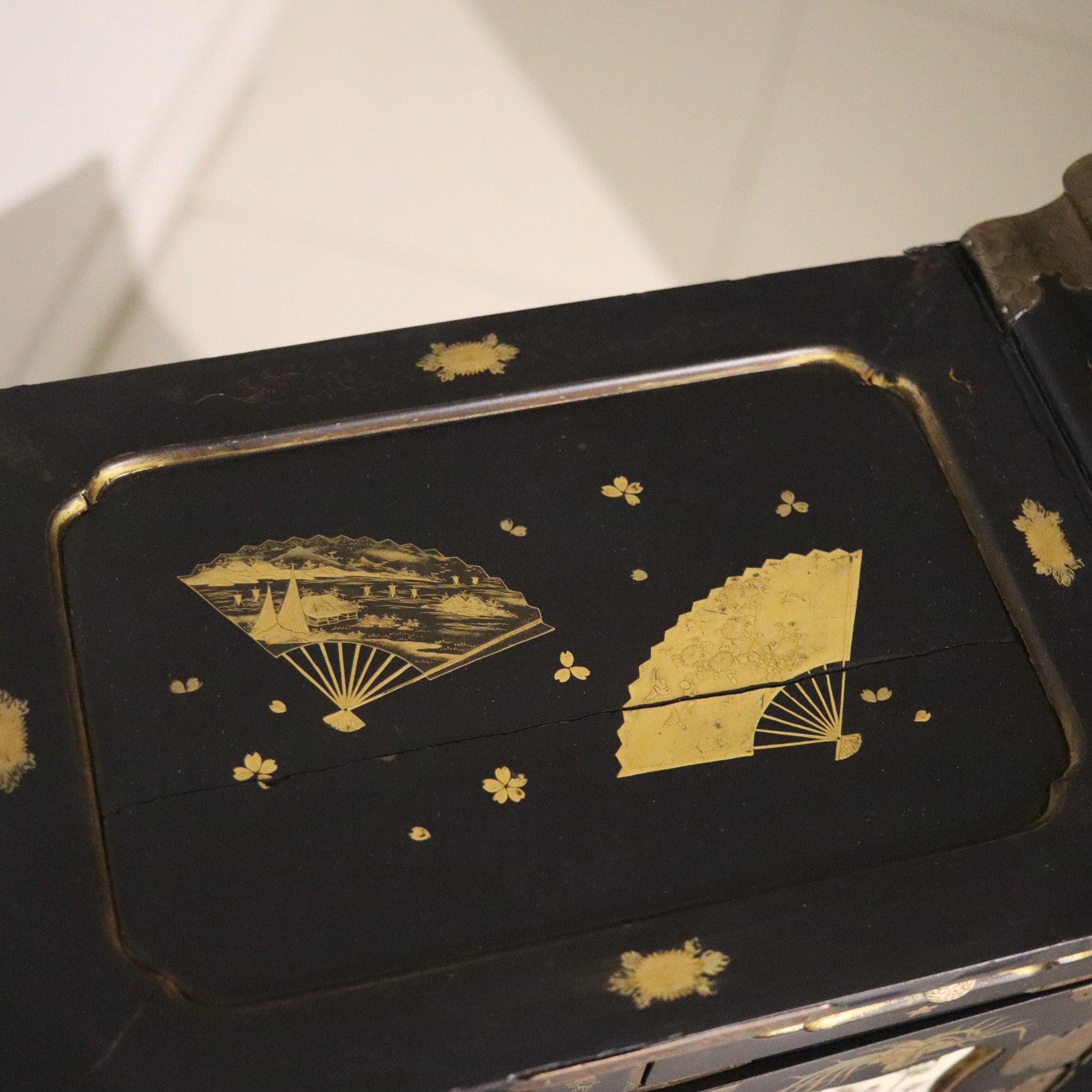 JAPAN 1820 Edo Periode Schwarz lackiert & vergoldet Tansu Kabinett Kommode mit Schubladen (Frühes 19. Jahrhundert) im Angebot
