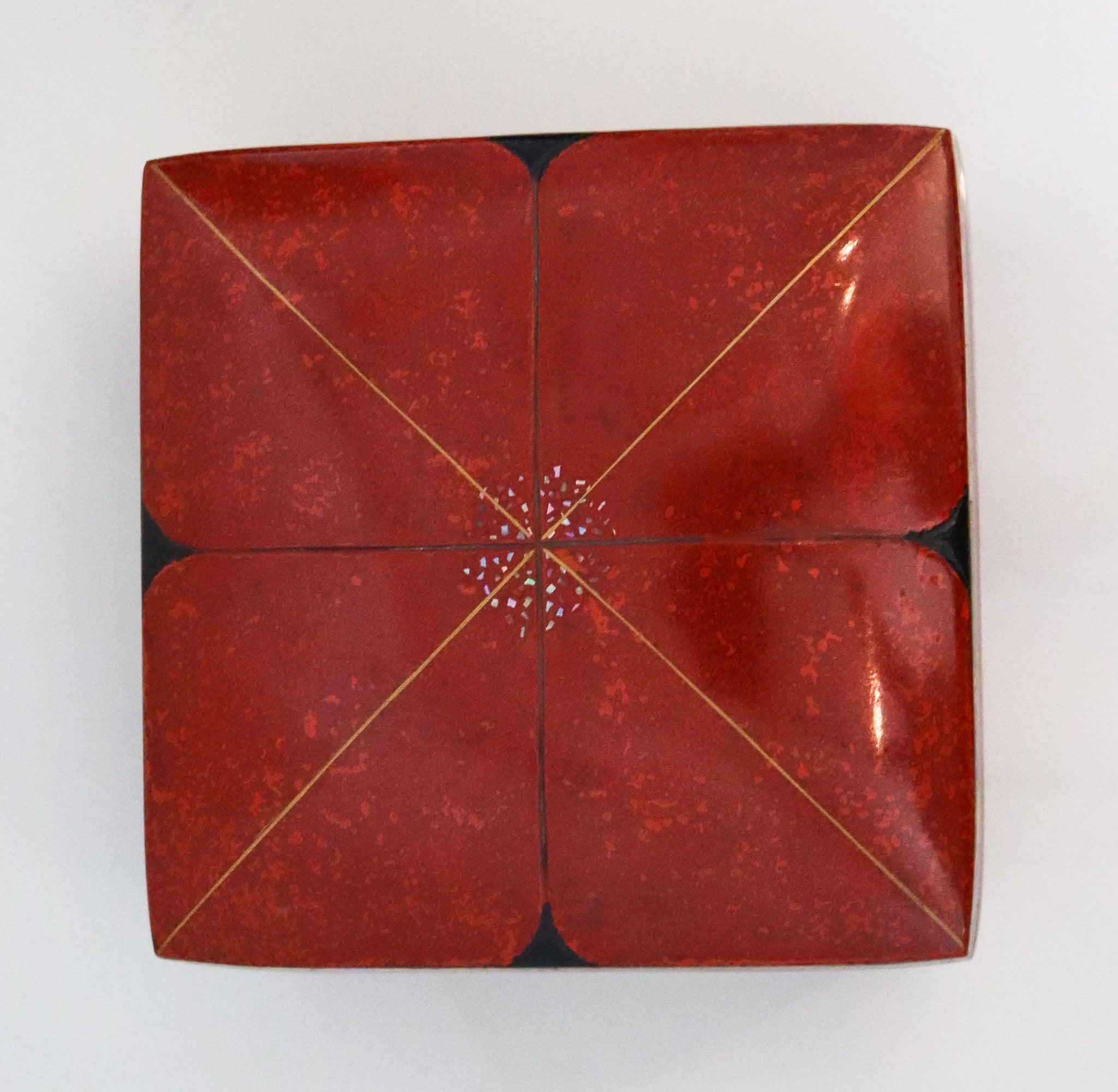 GIAPPONE 1880 Scatola Tebako del periodo Meiji in legno laccato rosso con intarsi in abalone in vendita 3