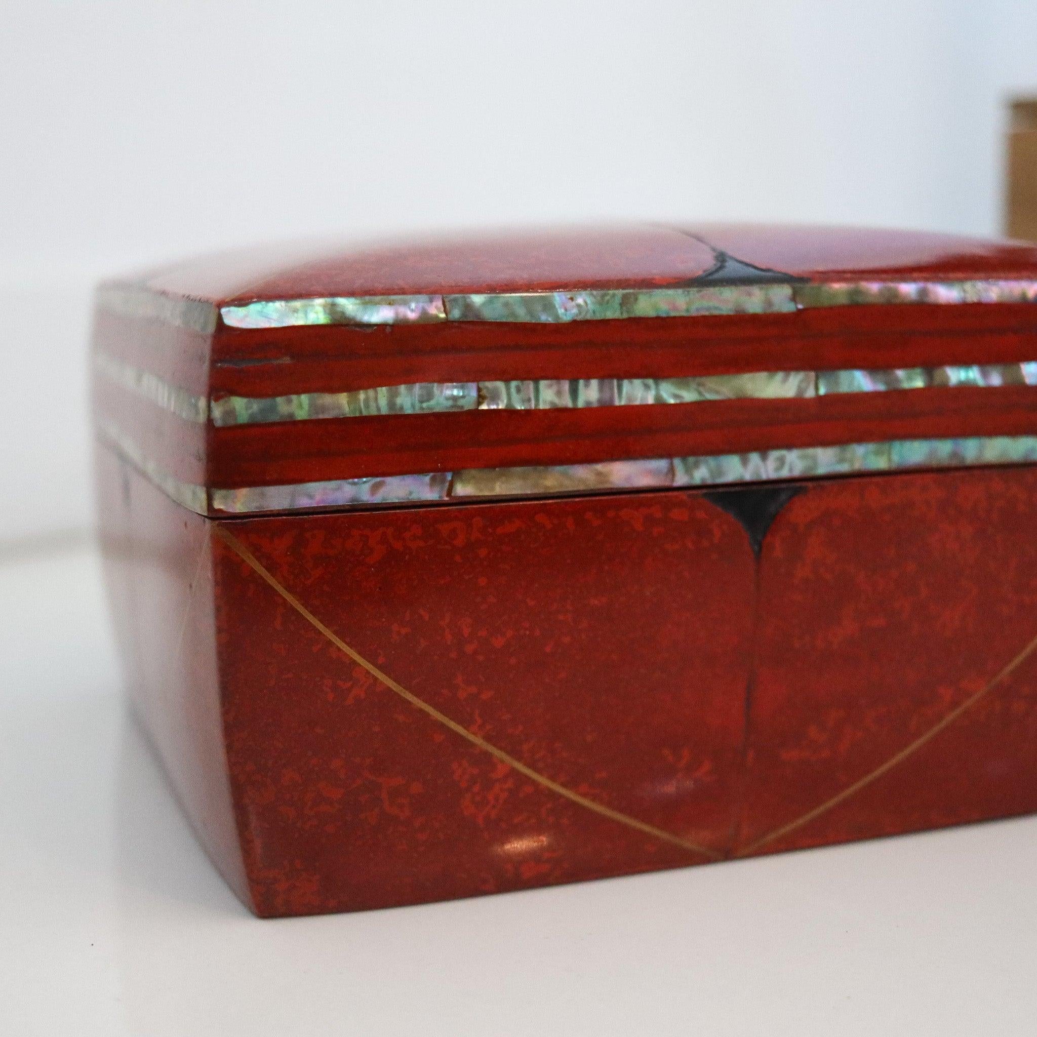 GIAPPONE 1880 Scatola Tebako del periodo Meiji in legno laccato rosso con intarsi in abalone in vendita 4