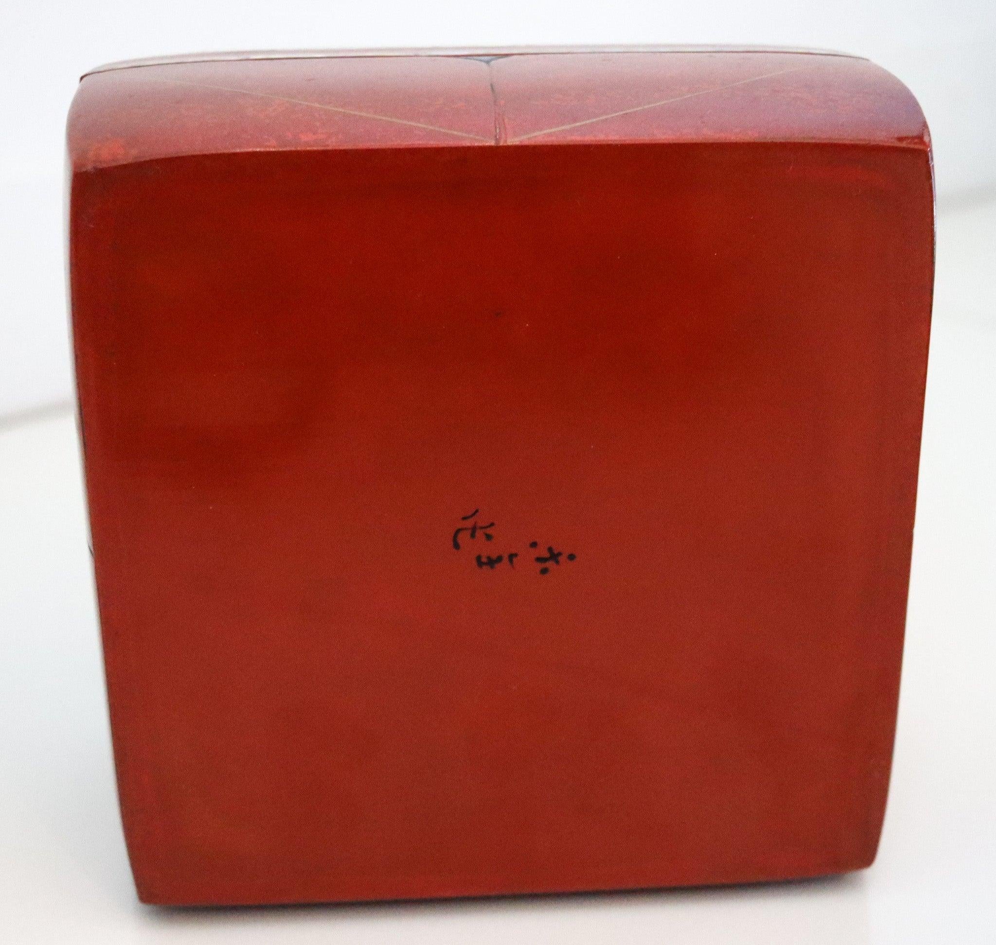 Fine XIX secolo GIAPPONE 1880 Scatola Tebako del periodo Meiji in legno laccato rosso con intarsi in abalone in vendita