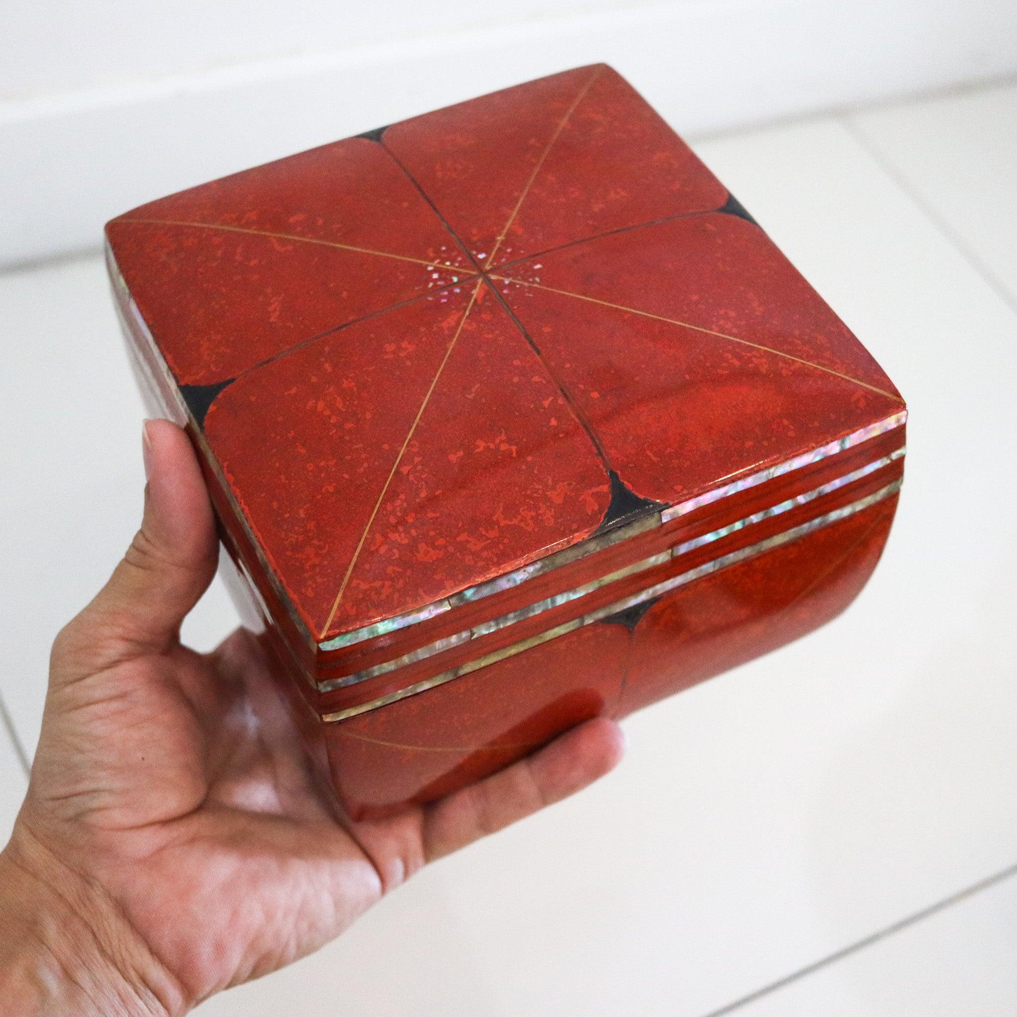 GIAPPONE 1880 Scatola Tebako del periodo Meiji in legno laccato rosso con intarsi in abalone in vendita 1
