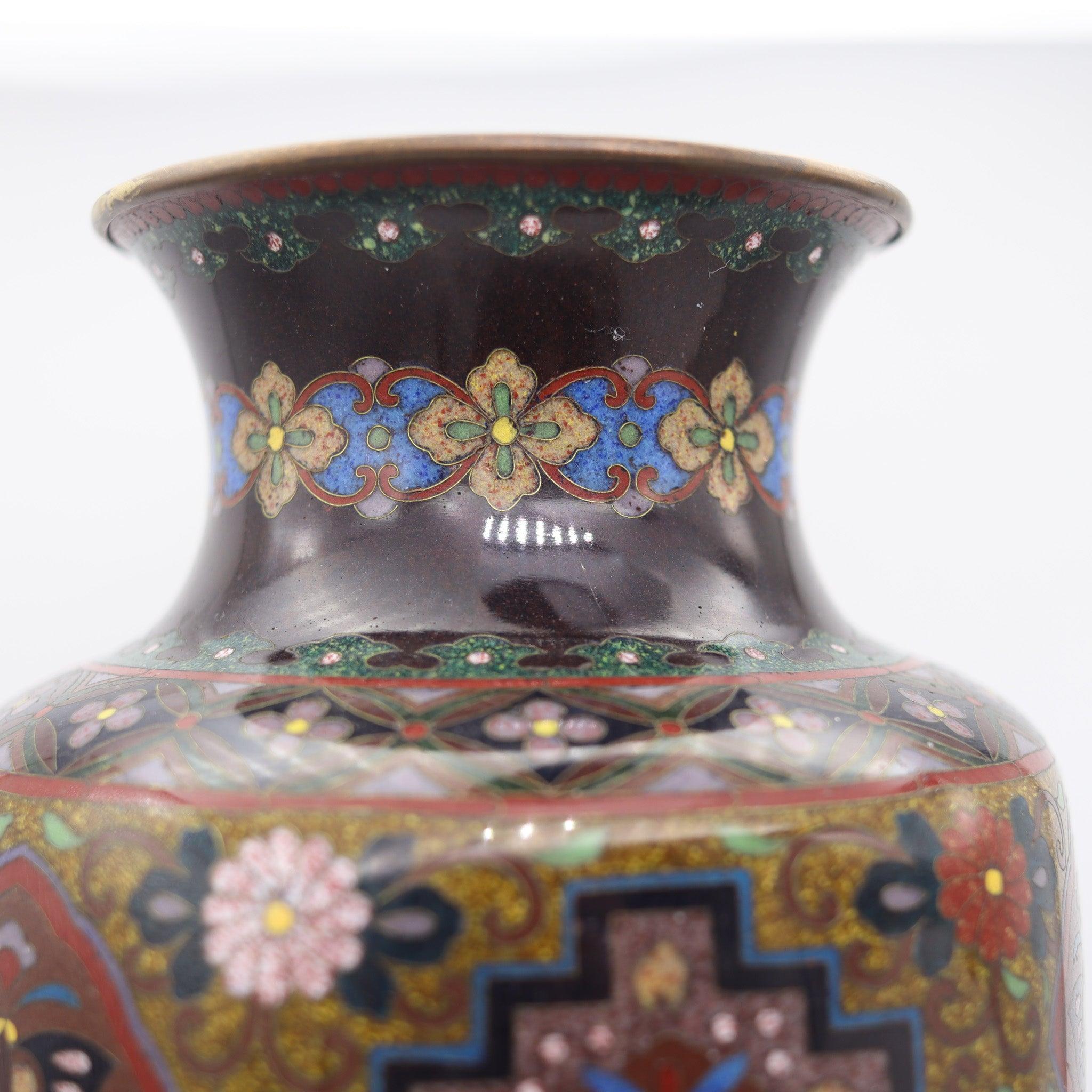 JAPAN 1890-1900 Meiji Period Decorative Six-sided Vase In Cloisonné Enamel In Excellent Condition For Sale In Miami, FL