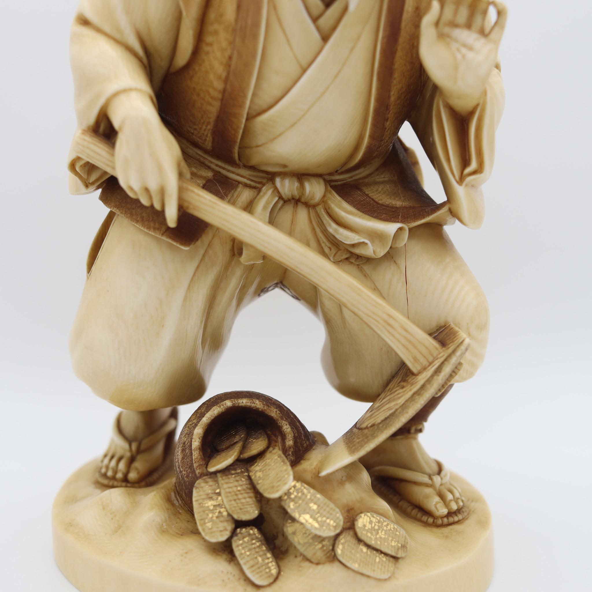 Japonais Figure sculptée du dieu des Fortunes Daikoku en tant que fermier avec des pièces, Meiji, Japon, 1890 en vente