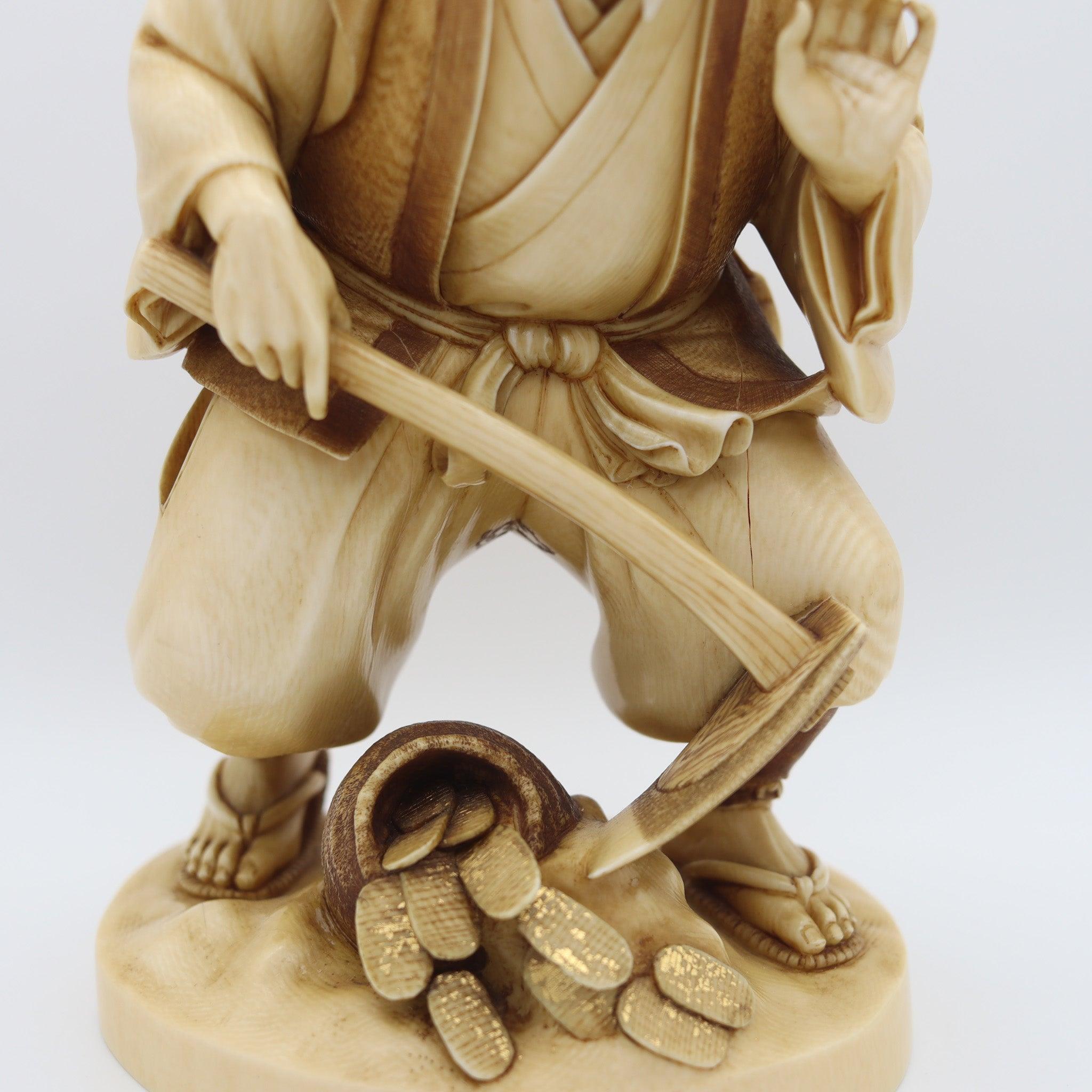 JAPAN 1890 Meiji Geschnitzte Figur des Glücksgottes Daikoku als Bauer mit Münzen (Meiji-Periode) im Angebot
