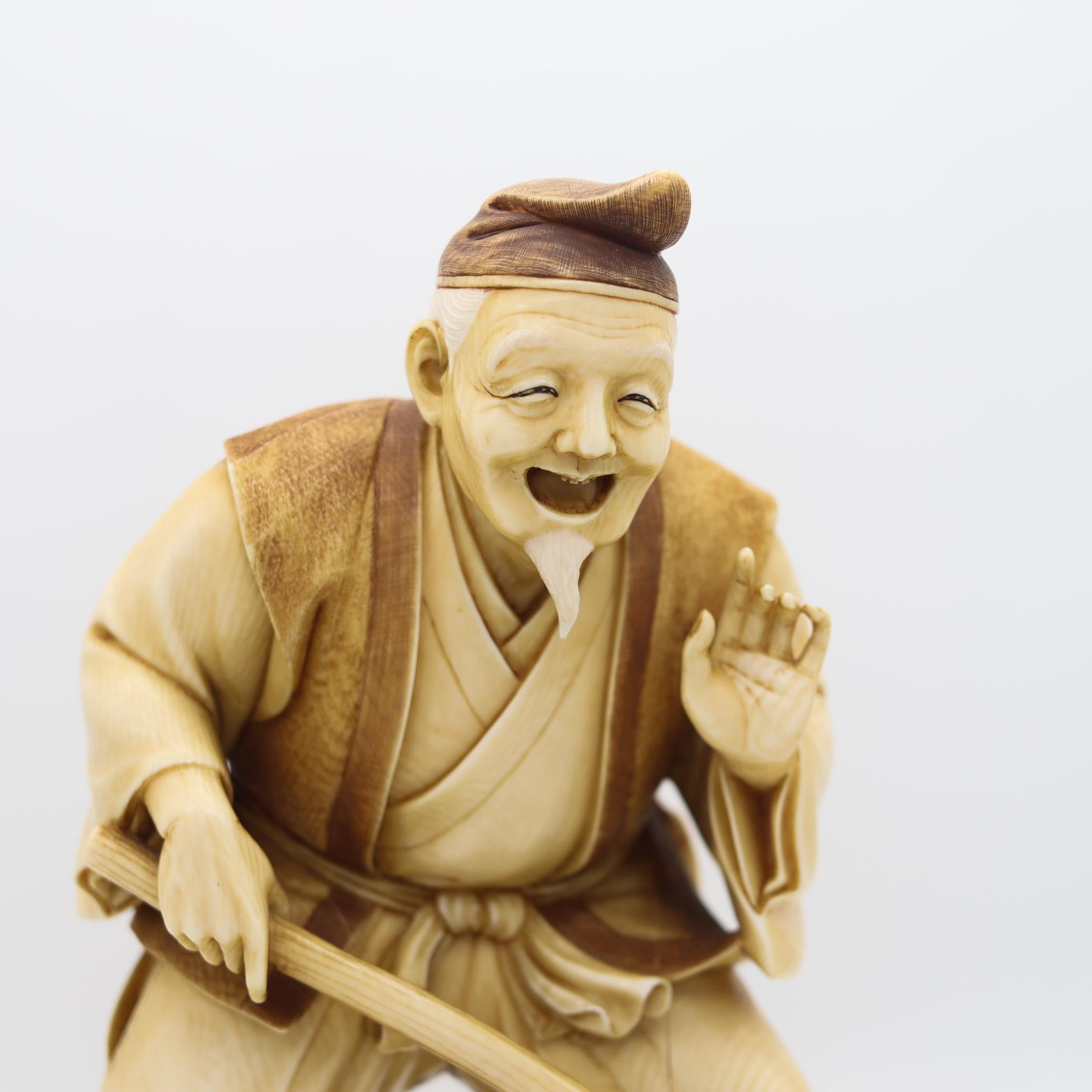 Sculpté à la main Figure sculptée du dieu des Fortunes Daikoku en tant que fermier avec des pièces, Meiji, Japon, 1890 en vente